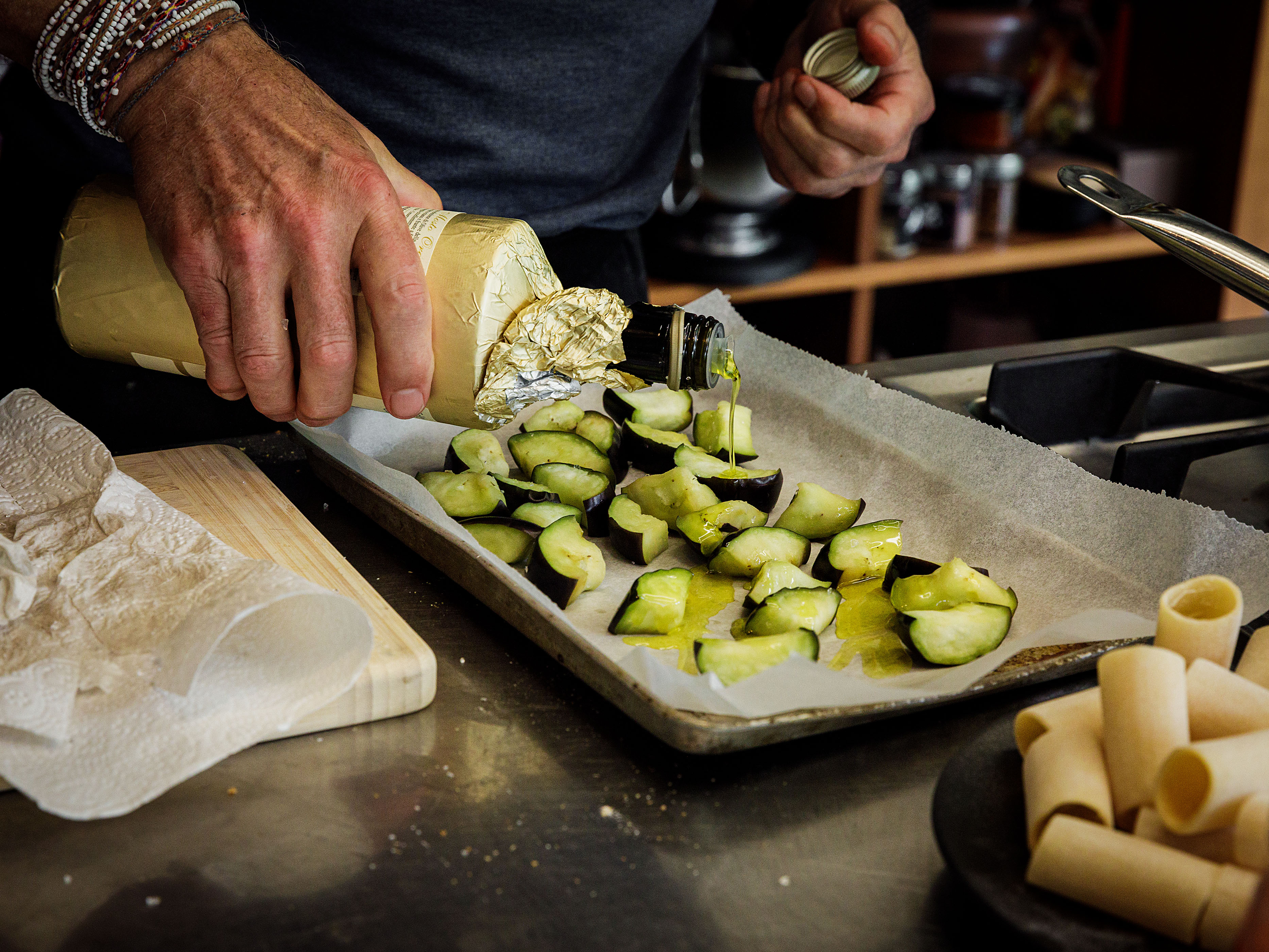 Schritt 1: Auf ein Backblech legen und grosszügig mit Olivenöl beträufeln