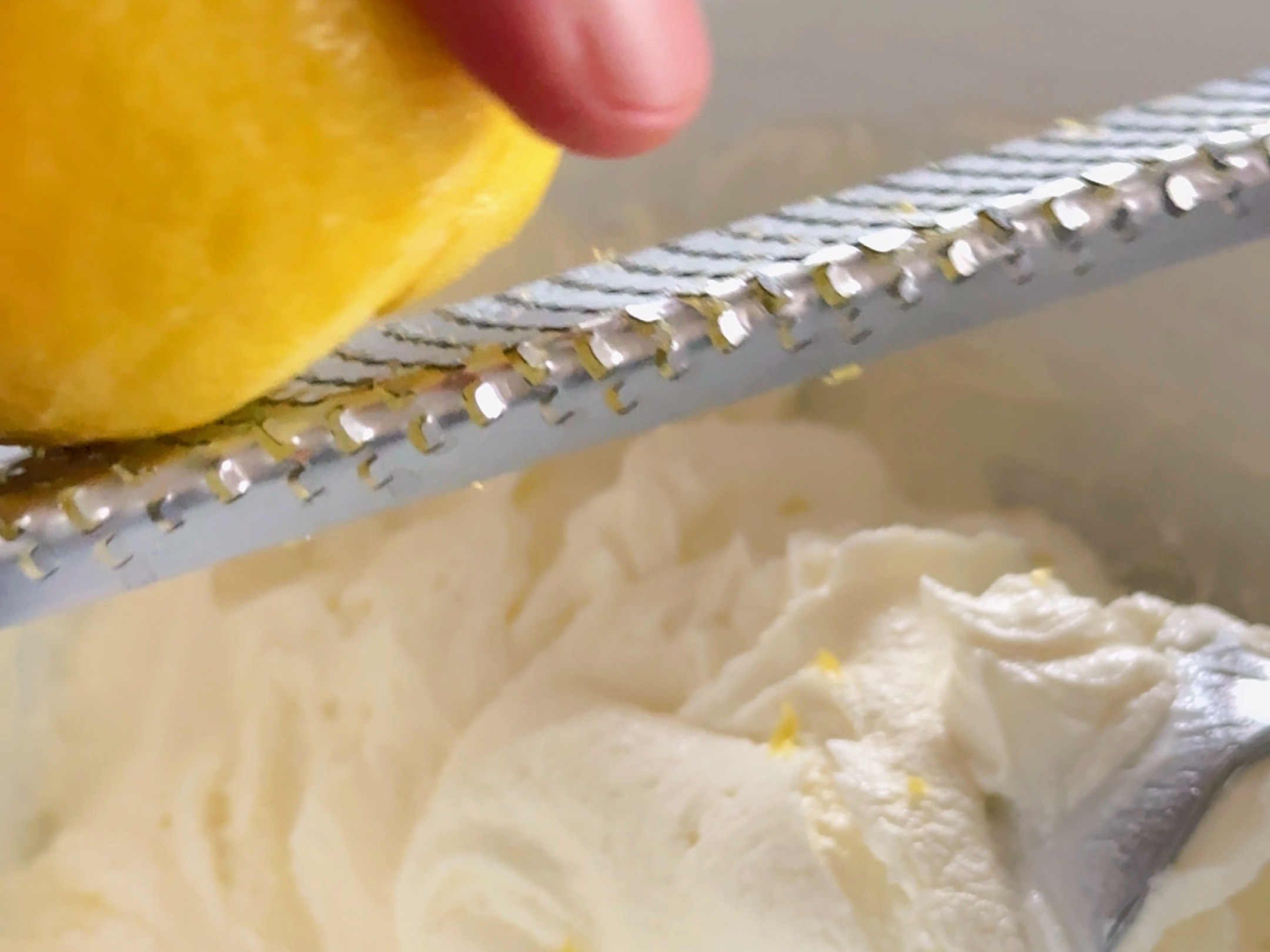  Schritt 3: Gerösteter Rhabarber mit Joghurt Crème (Labneh) anrichten und servieren