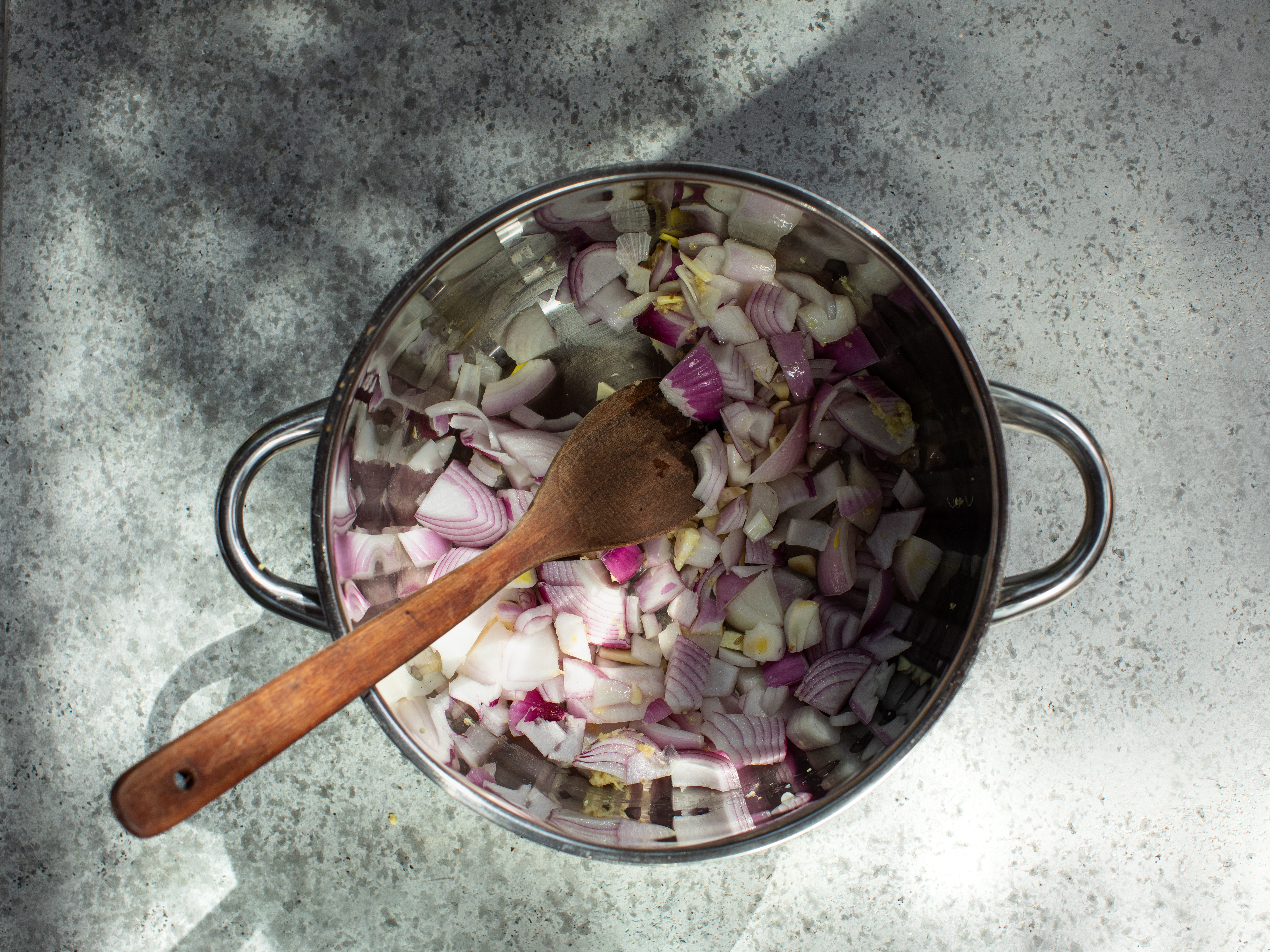 Schritt 2: Brühe für Cremige Kokos-Ramen kochen 
