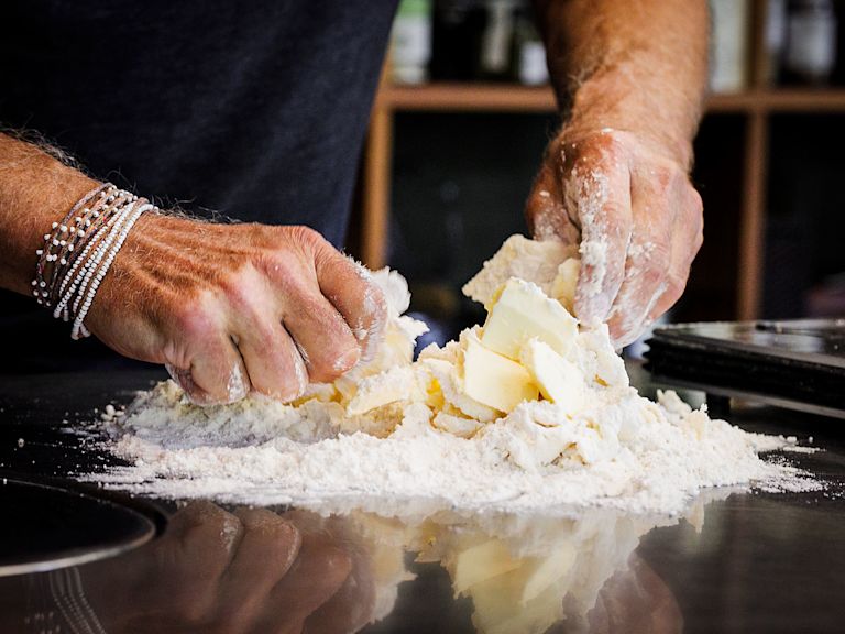 Schritt 1: Butterstücke mit den Fingern mit dem Mehl zerreiben Schritt 1: Butterstücke mit den Fingern mit dem Mehl zerreiben