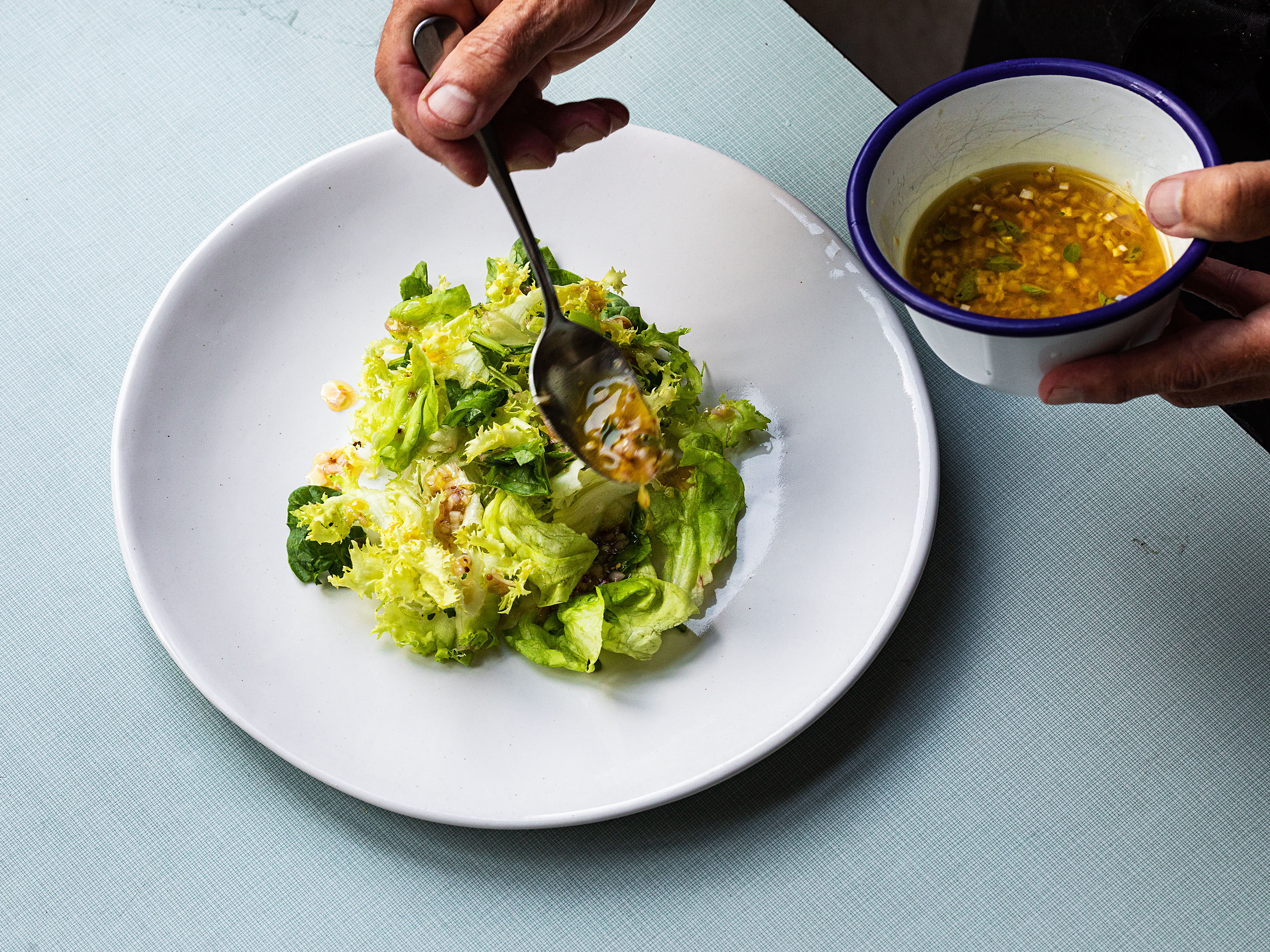 Schritt 3:   den grünen Salat mit Vinaigrette anrichten