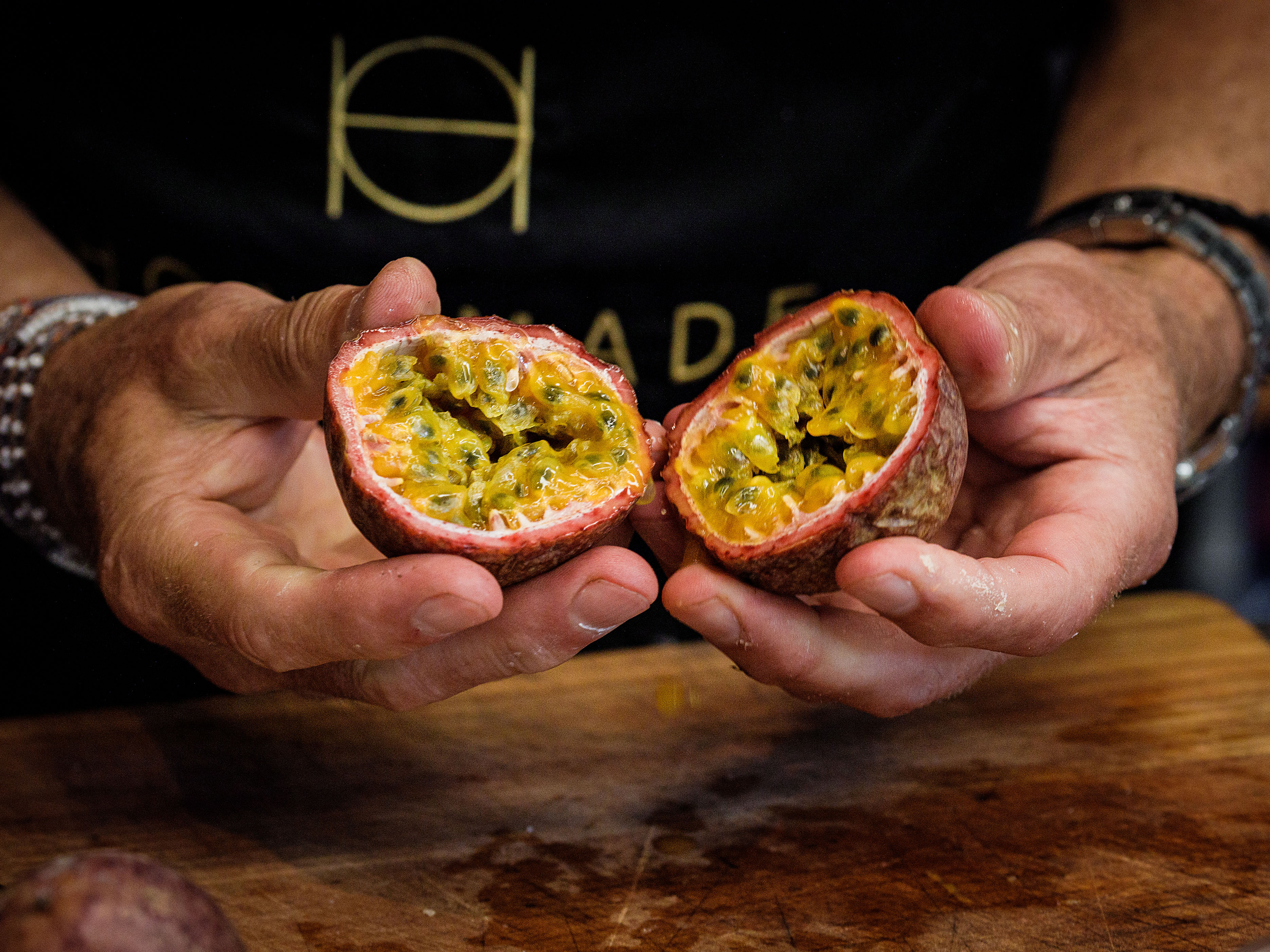 Schritt 5: Die halbierte Passionsfrucht darüber ausdrücken