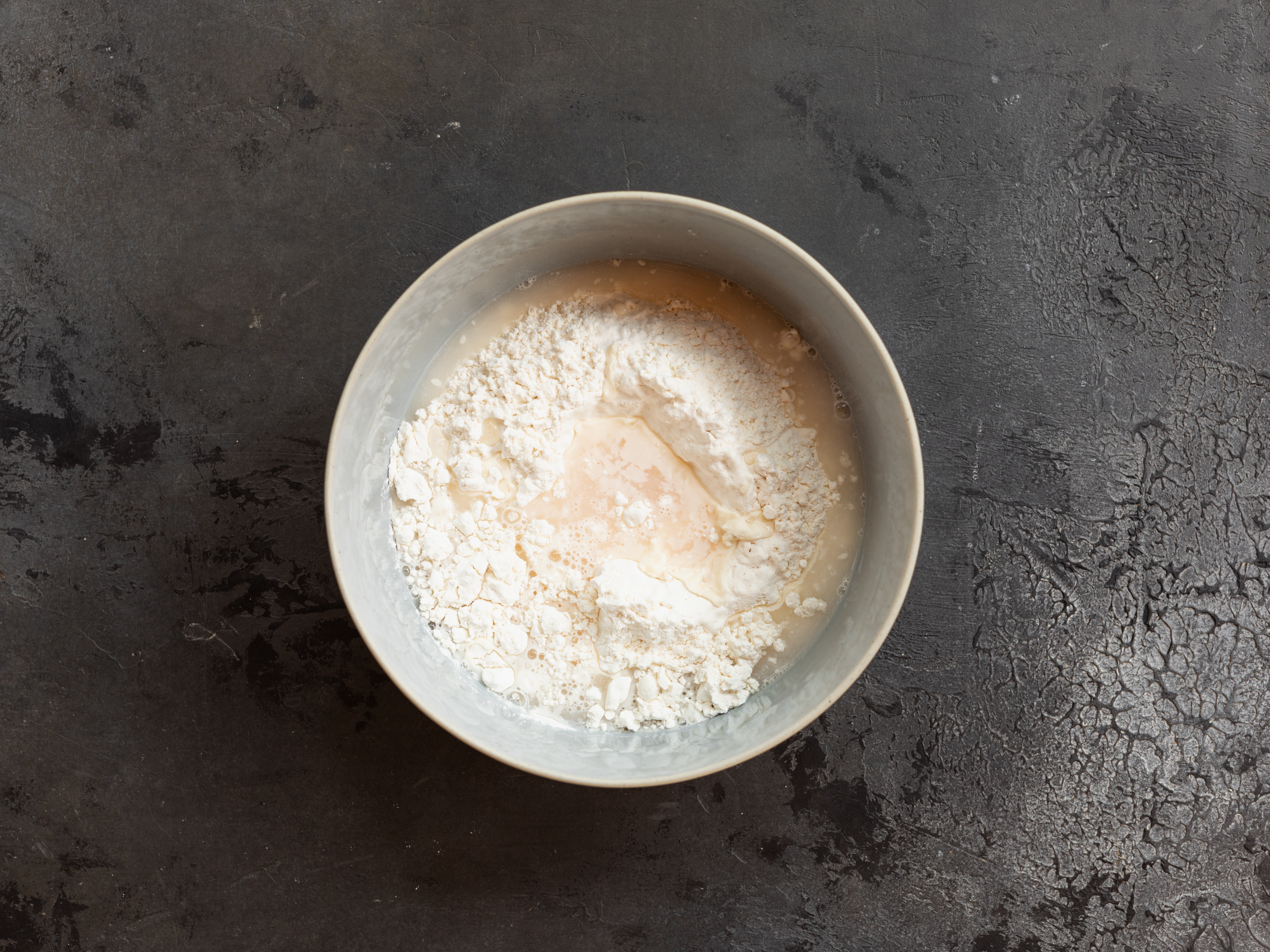 Schritt 1: Nudelteig für Asiatische Scherennudeln vorbereiten 