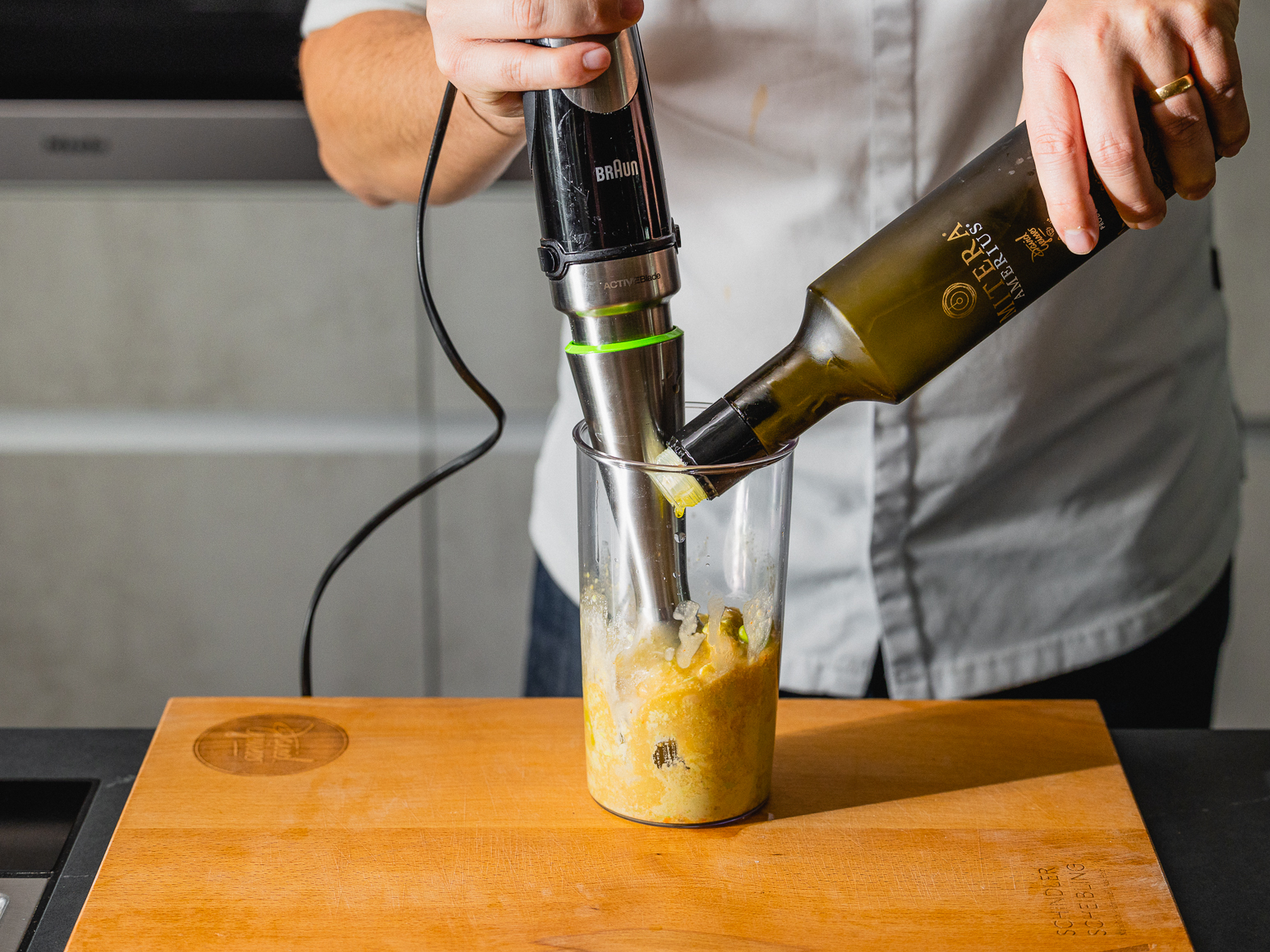 Schritt 2: Edamame-Hummus mit Wasabi und Sesamöl fertigstellen