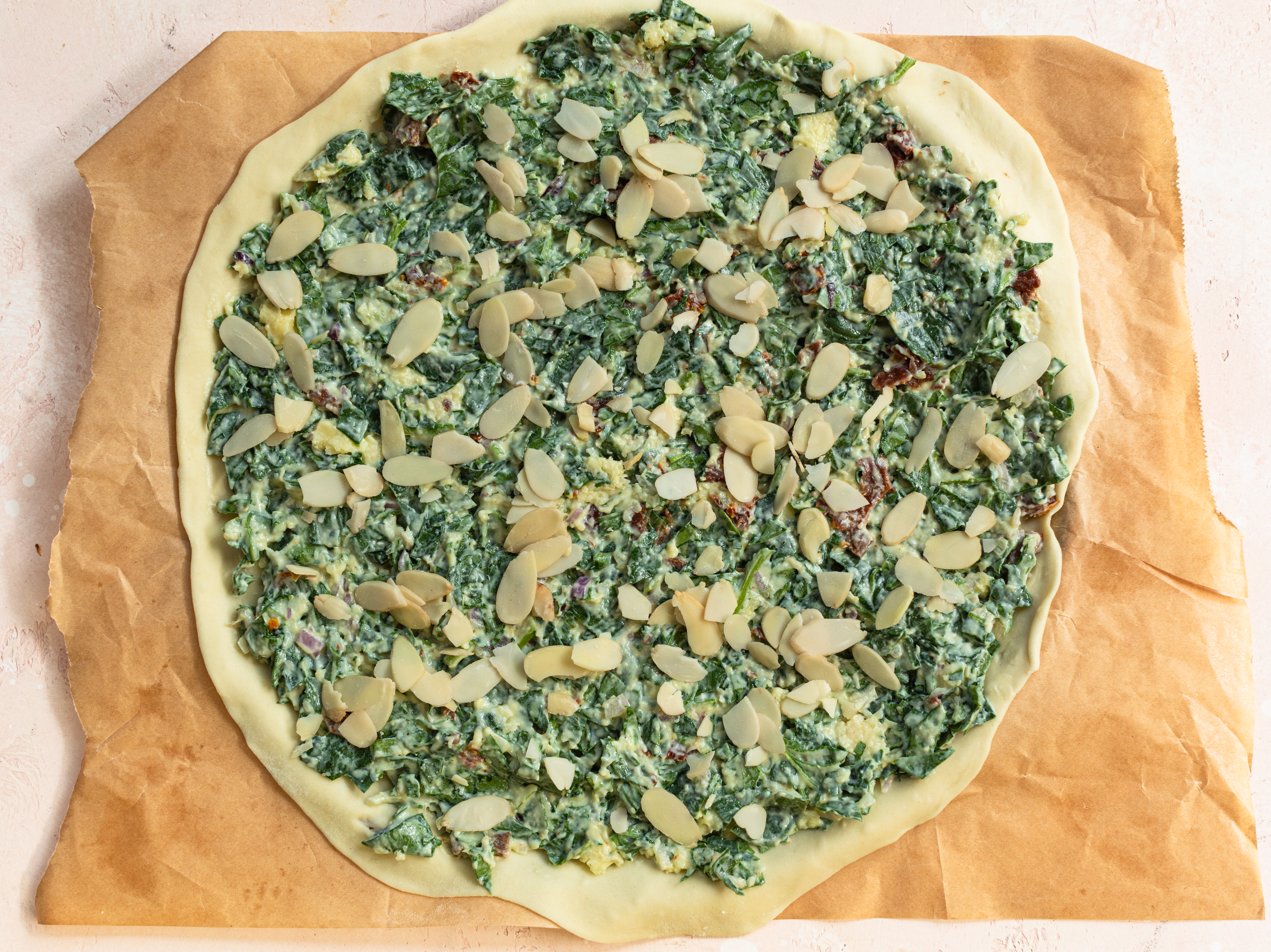 Schritt 4: Mit den gehobelten Mandeln bestreuen und im vorgeheizten Ofen für ca. 25-30 Minuten goldbraun backen.