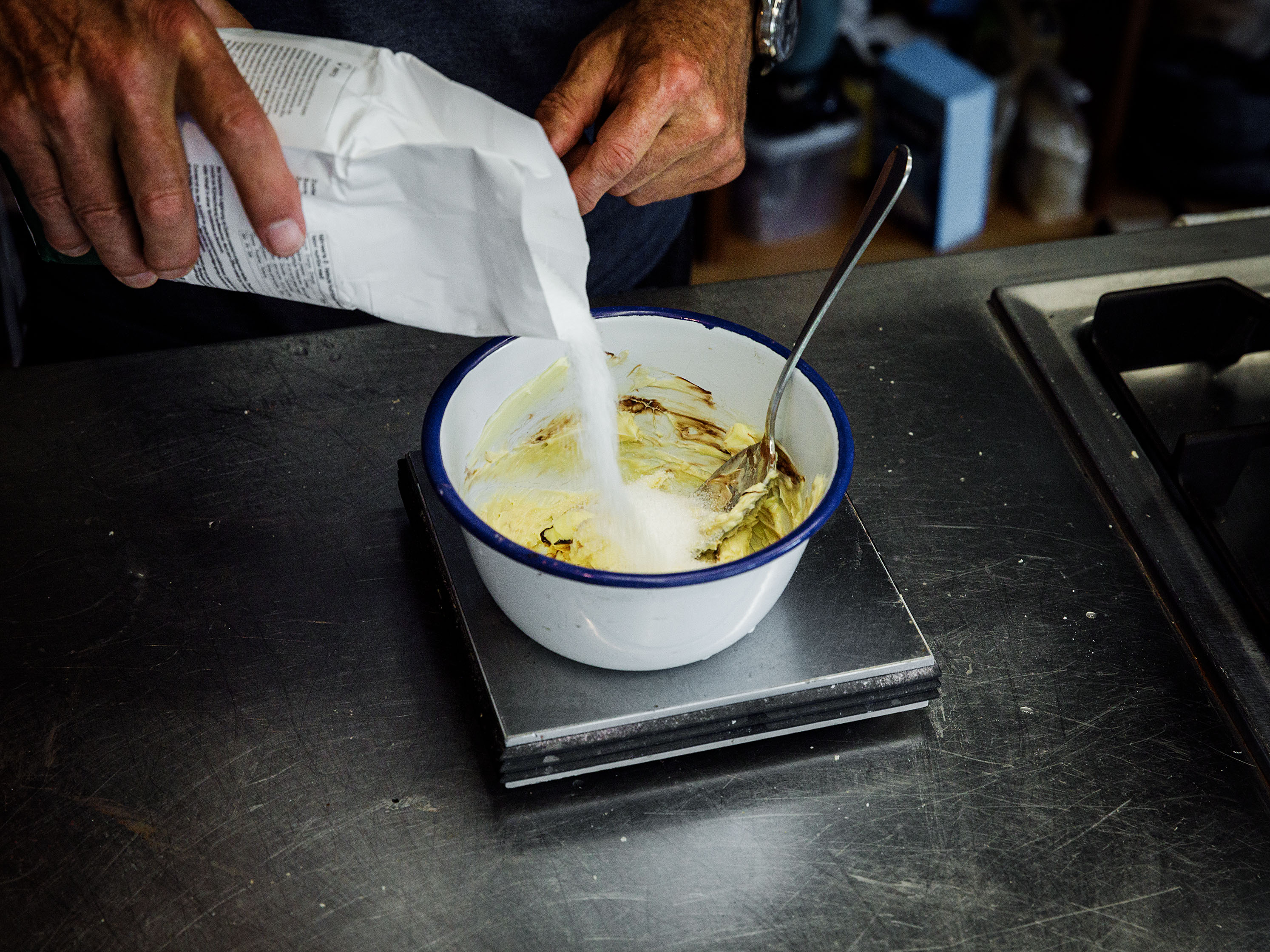 Schritt 1: Die Butter schaumig rühren, mit den Eiern und dem Zucker gut vermischen