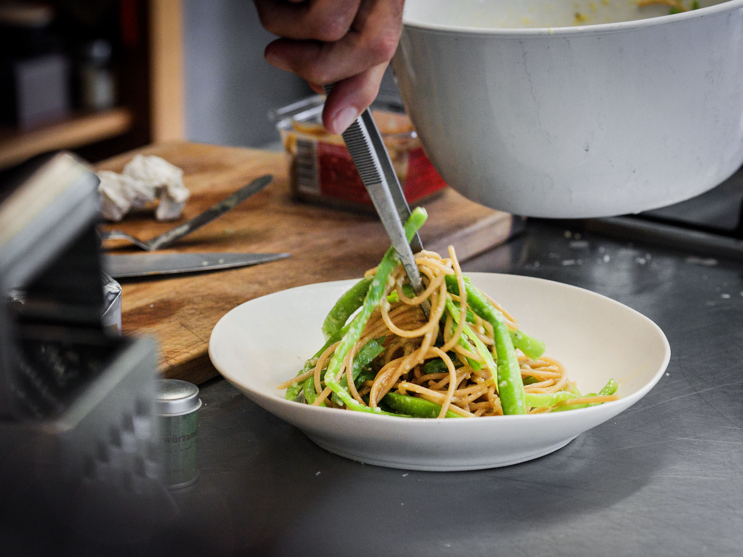 Schritt 3: Auf Teller verteilen, mit den restlichen Pollen bestreuen, sofort servieren