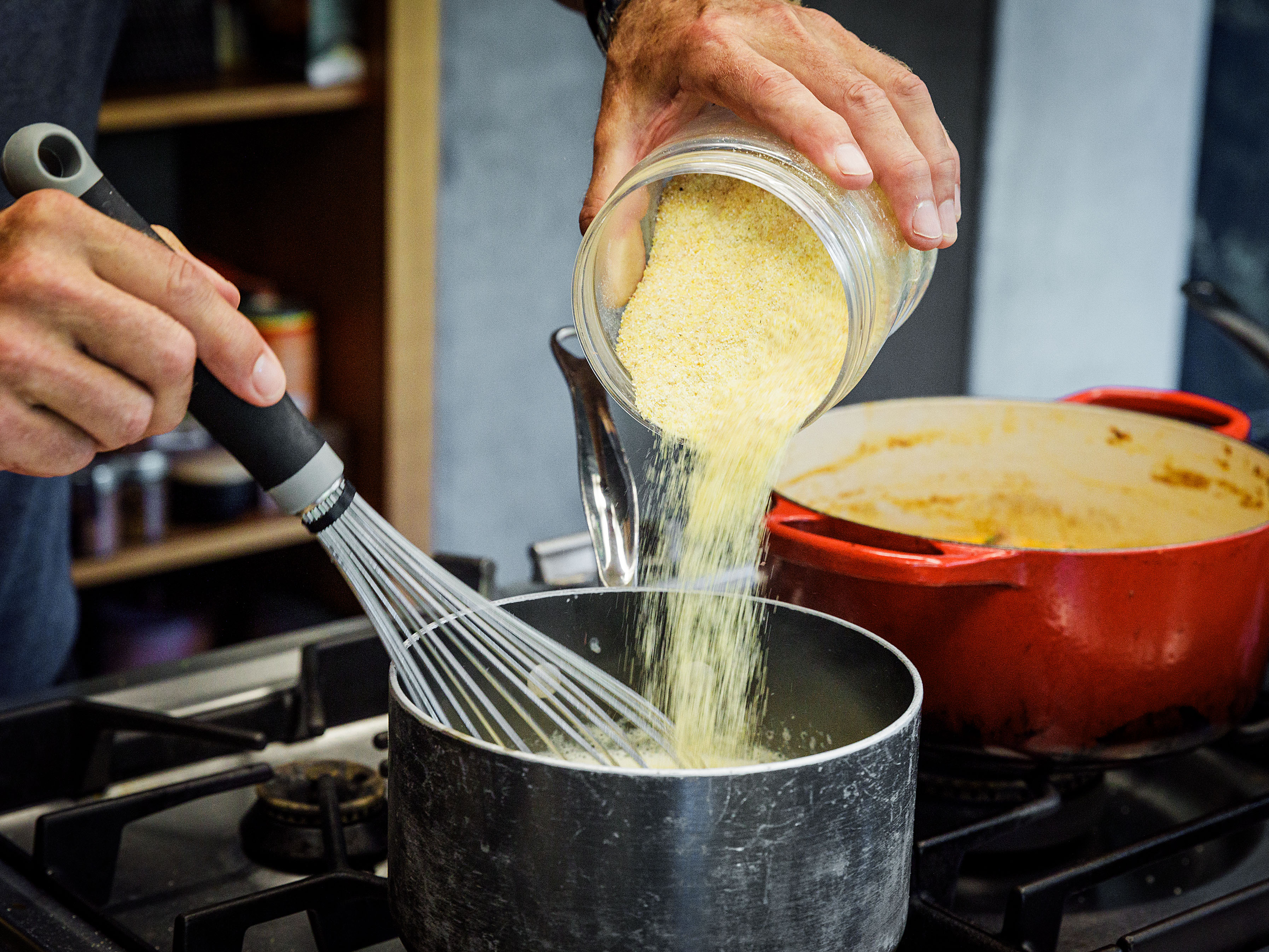 Schritt 2: Polenta für Polenta mit Röstkürbis, Speck und Mandeln zubereiten  