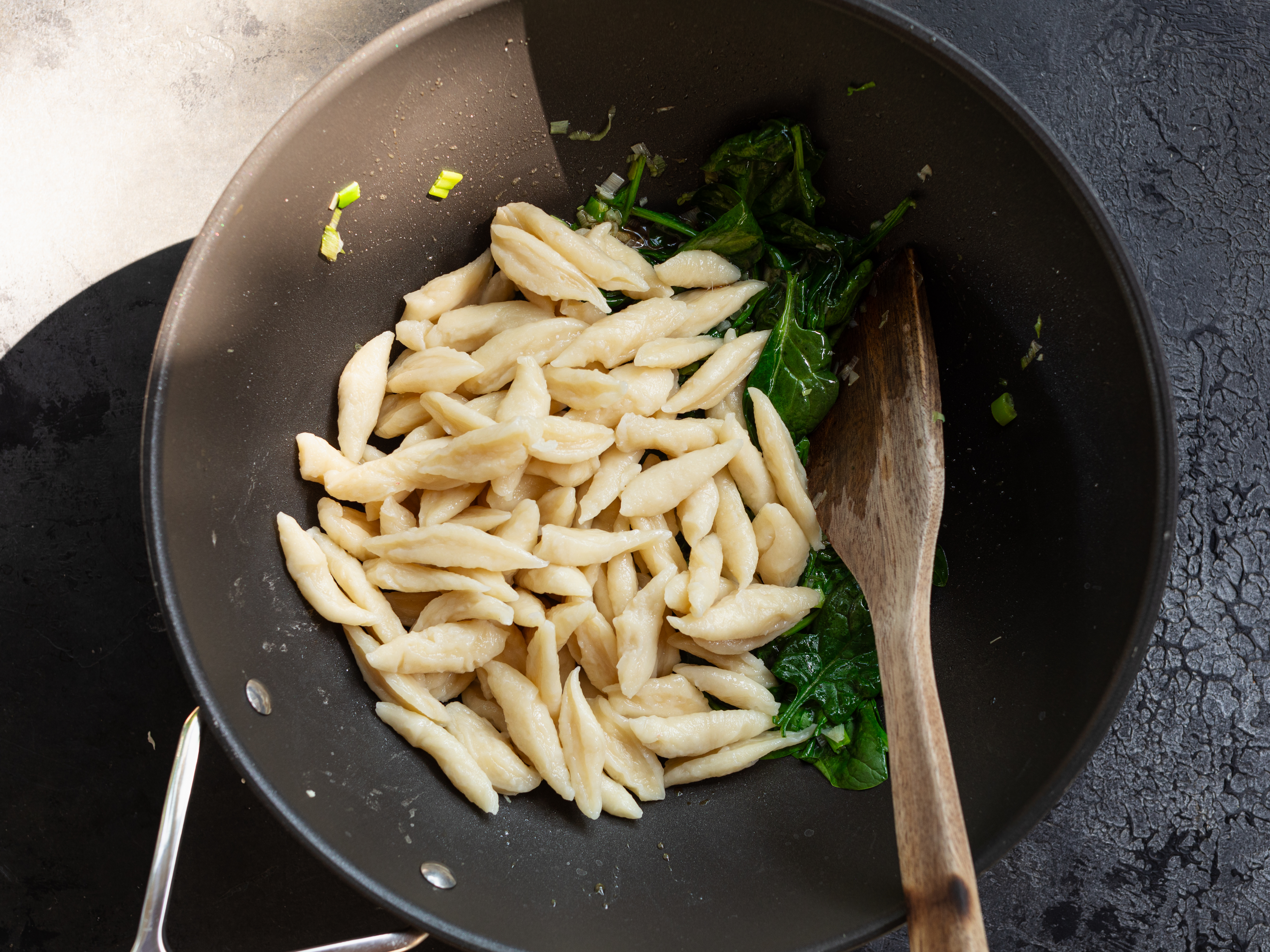 Schritt 4: Asiatische Scherennudeln  und Sosse zubereiten