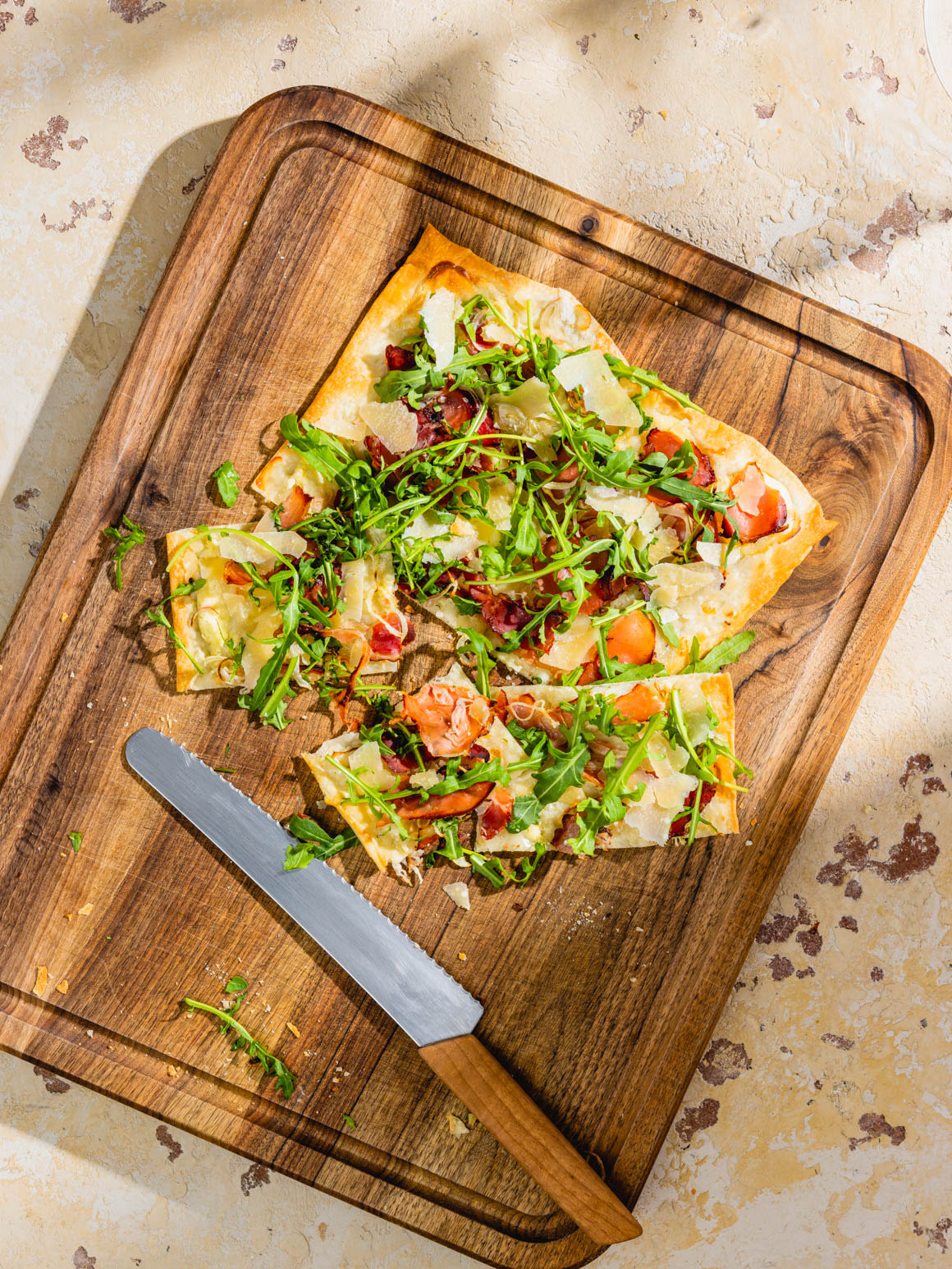 Flammkuchen mit Rucola, Parmaschinken und Parmesan Rezept 