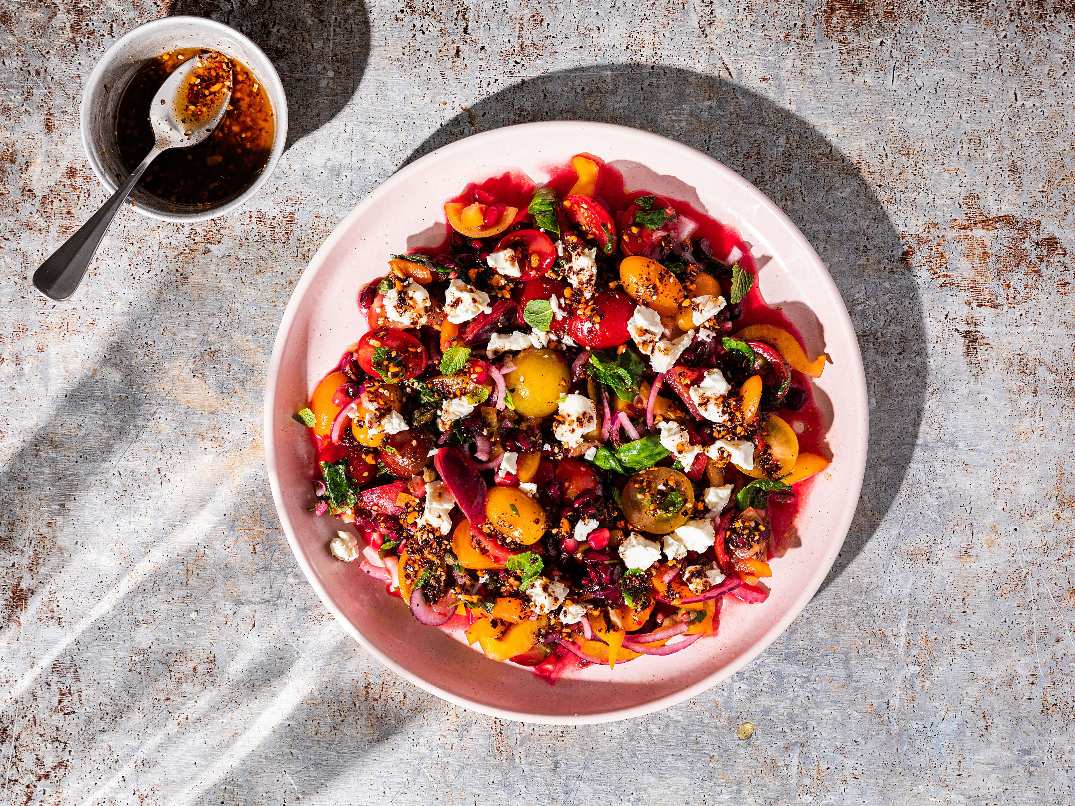 Schritt 2: Gewürzöl für Tomaten-Granatapfel-Salat mischen.