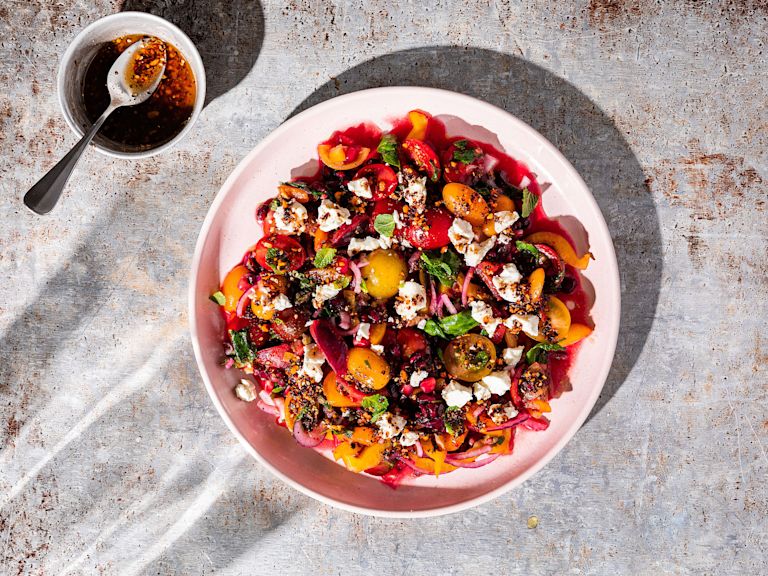 Schritt 2: Gewürzöl für Tomaten-Granatapfel-Salat mischen. Schritt 2: Gewürzöl für Tomaten-Granatapfel-Salat mischen.