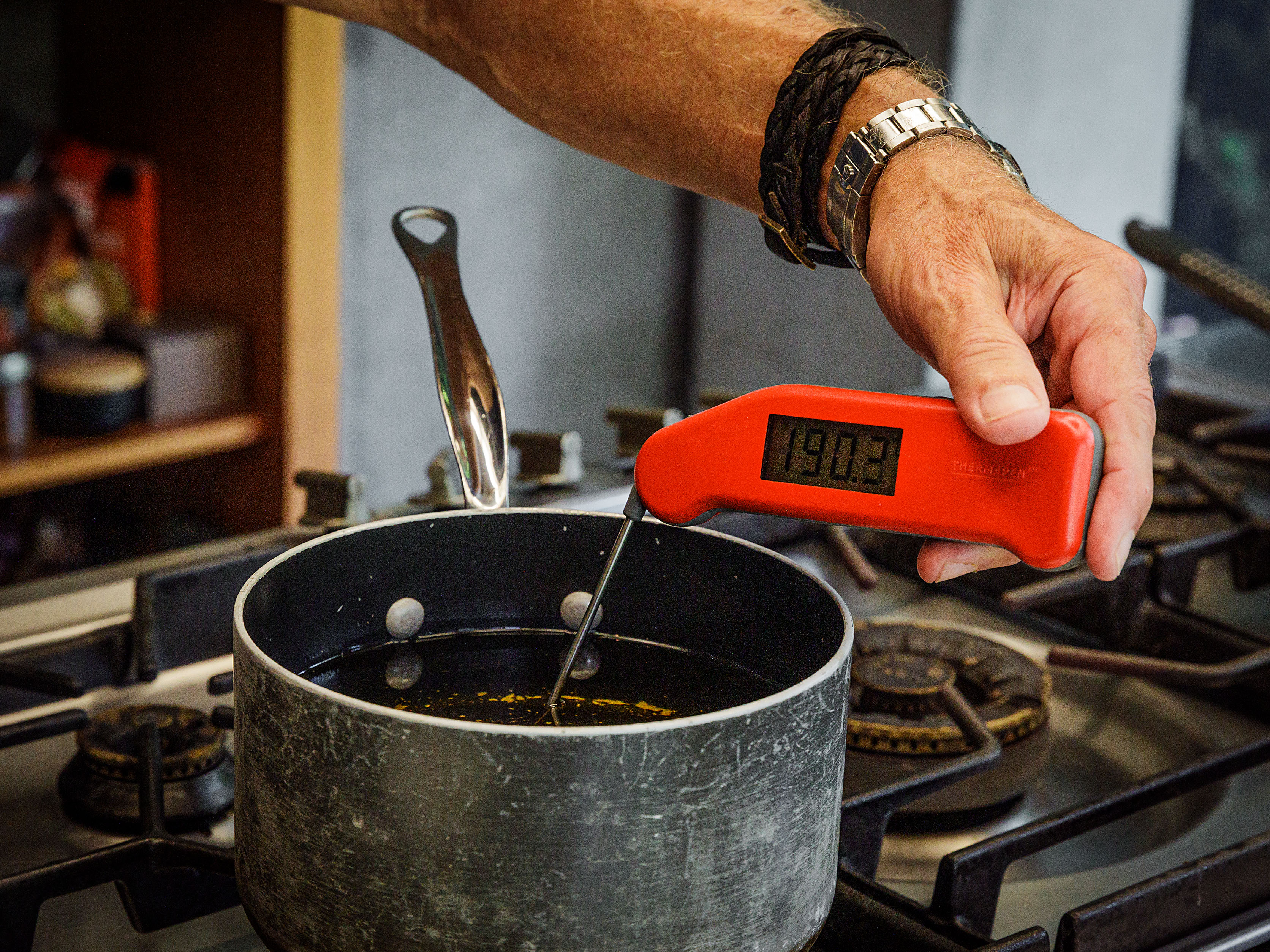 Schritt 3: Pflanzenöl in eine hohe Pfanne geben und auf 190 °C erhitzen