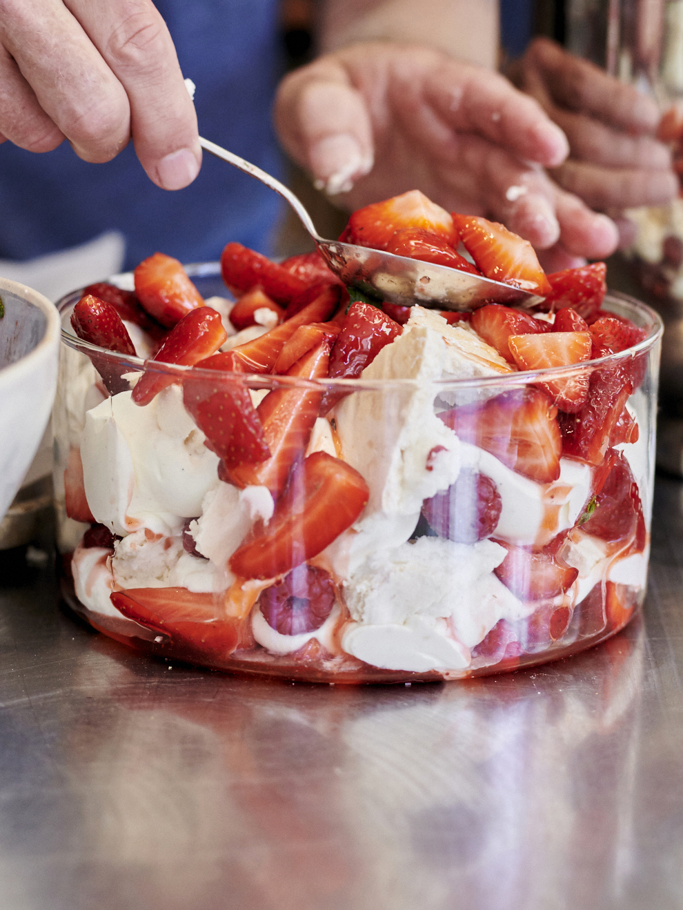 Anrichten des Eton Mess