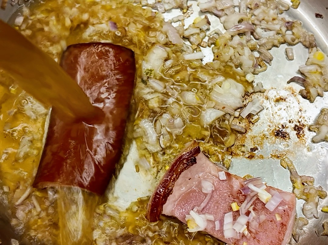 Schritt 1: Zwiebel- und Kartoffelzubereitung für Klassischen Kartoffelsalat 