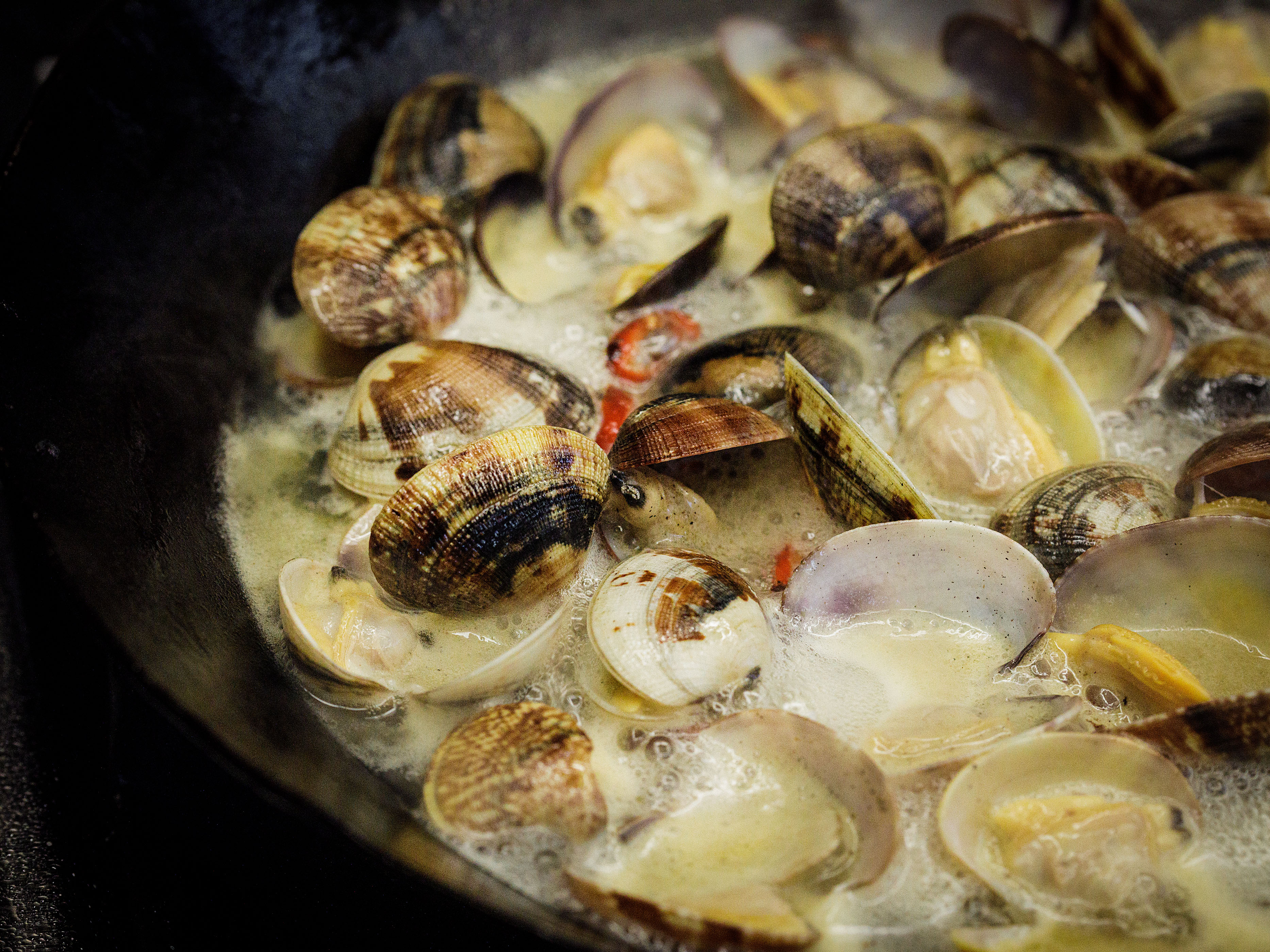 Schritt2: Pasta und Muscheln für Spaghetti con le vongole e bottarga zubereiten 