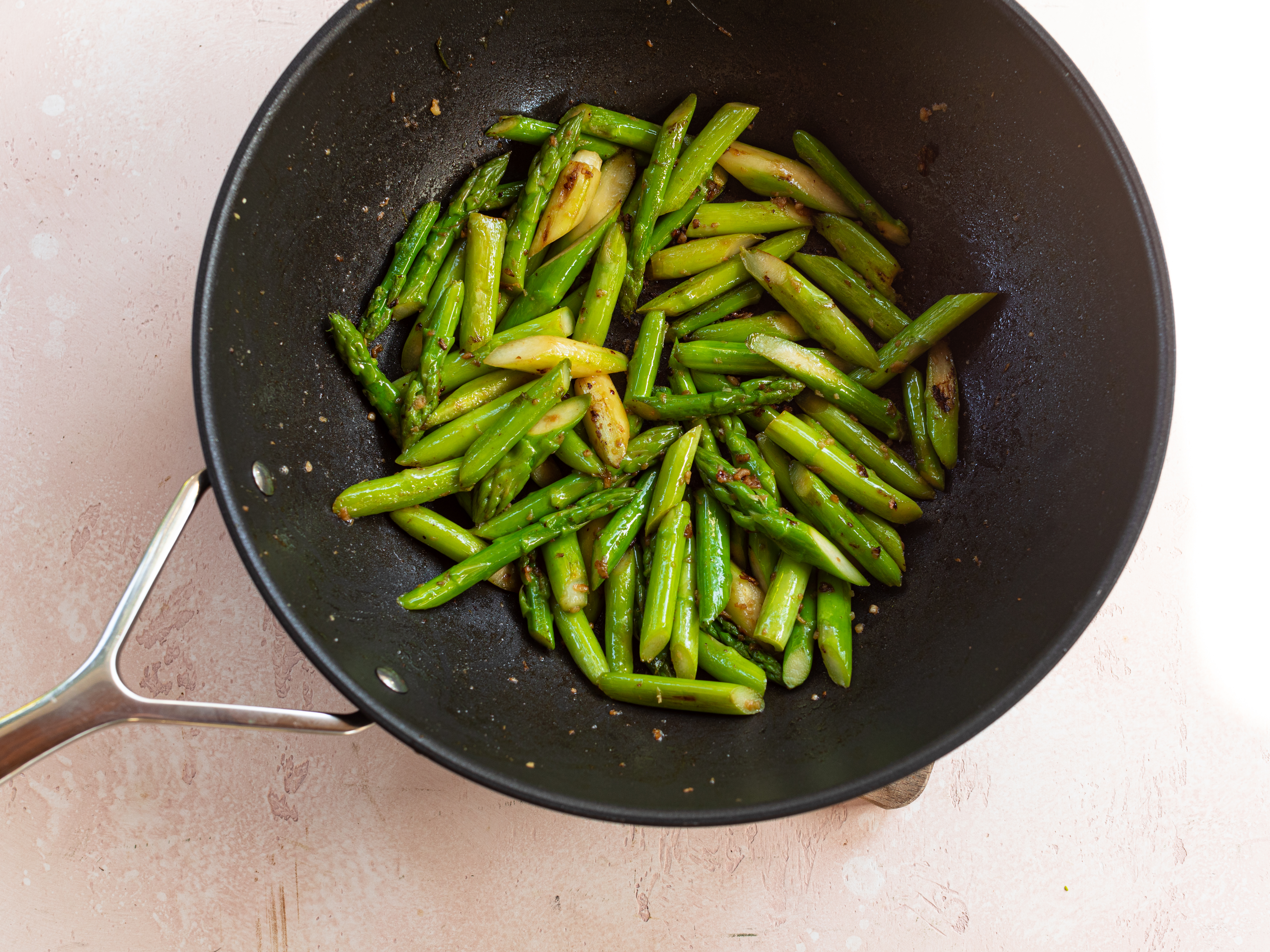 Schritt 3: Den grünen Spargel in den Wok geben und für etwa 5-7 Minuten braten
