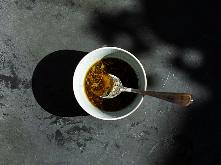 Schritt 2: Den Knoblauch fein hacken, Thymian waschen und abzupfen. In einer Schüssel Olivenöl, Balsamico-Essig, Limettensaft, Limettenabrieb, Honig, den Thymian, gehackten Knoblauch, Chiliflocken (falls verwendet), Salz und Pfeffer vermischen Schritt 2: Den Knoblauch fein hacken, Thymian waschen und abzupfen. In einer Schüssel Olivenöl, Balsamico-Essig, Limettensaft, Limettenabrieb, Honig, den Thymian, gehackten Knoblauch, Chiliflocken (falls verwendet), Salz und Pfeffer vermischen