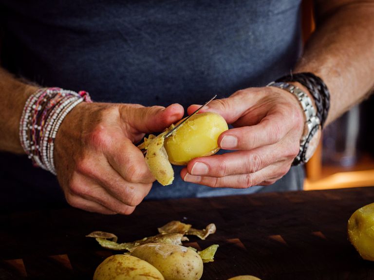 Schritt 1: Kartoffeln lauwarm schälen Schritt 1: Kartoffeln lauwarm schälen