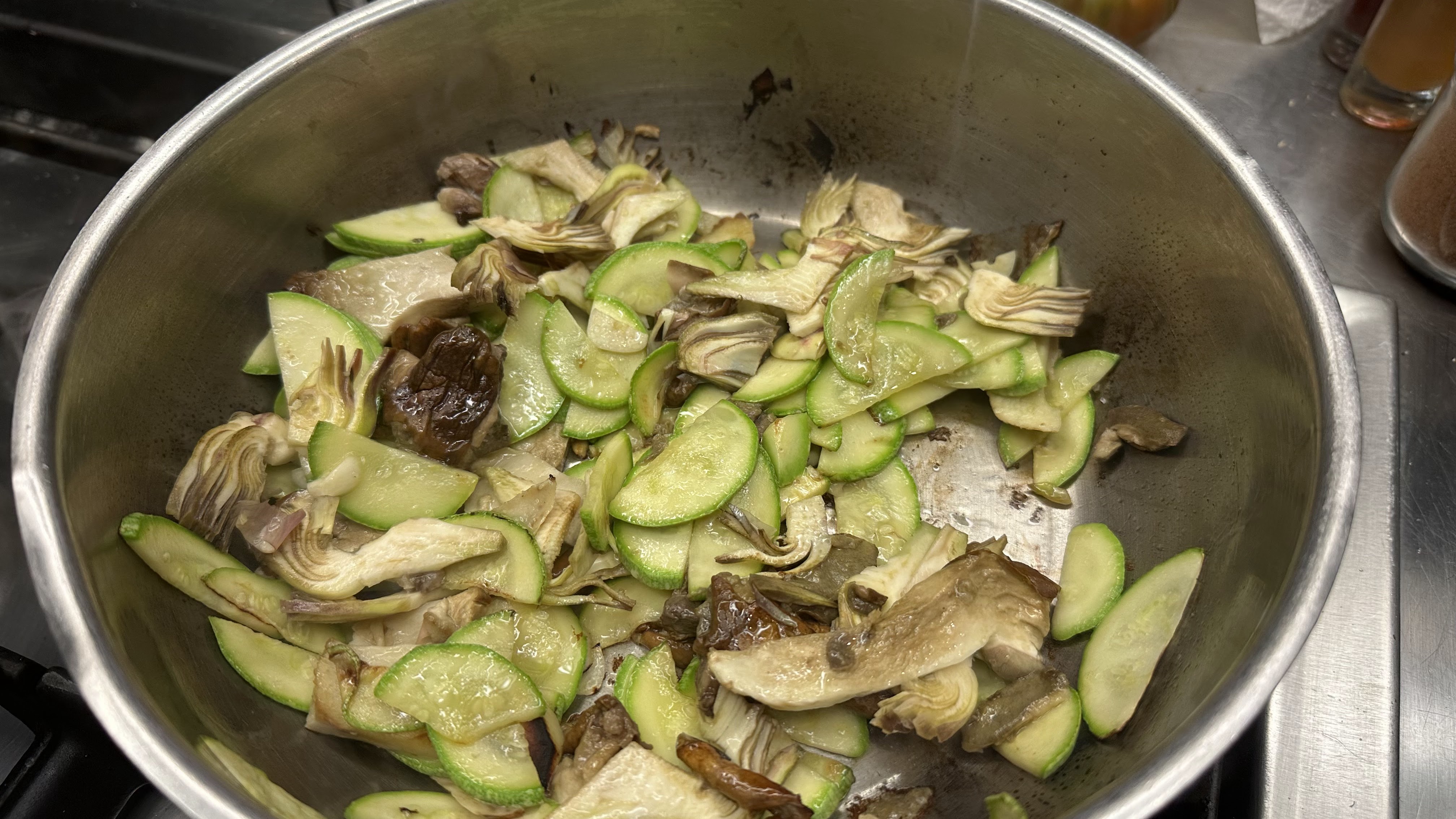 Schritt 2: Busiate mit Artischocken und Zucchini servieren