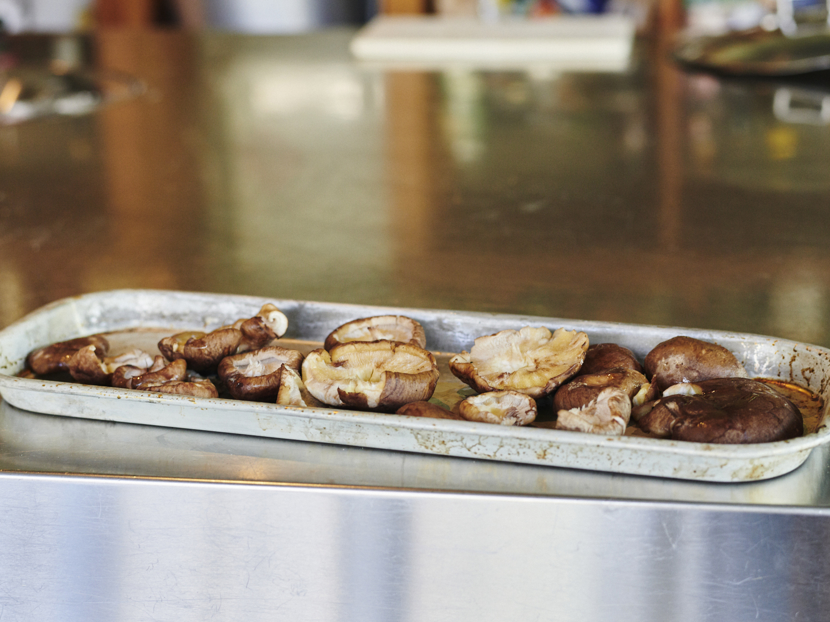 Schritt 4: Shiitake-Pilze auf ein Backblech legen und mit Öl beträufeln