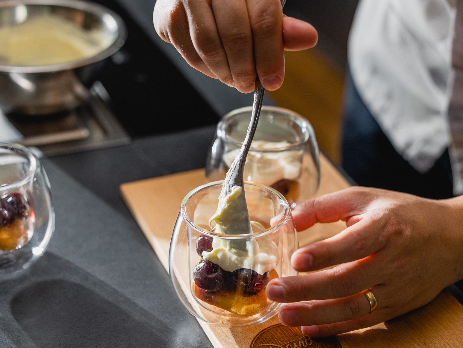 Schritt 2: 2. Die Hälfte der Mascarpone-Creme auf den Kirschen verteilen.  