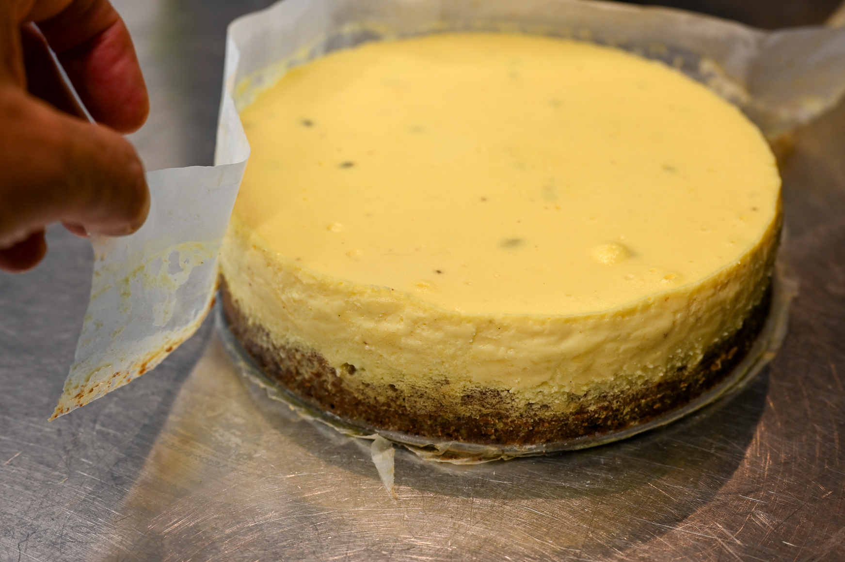 Schritt 3: Cheesecake-Füllung für Mascarpone-Meringue-Cheesecake mit Passionsfrucht zubereiten 