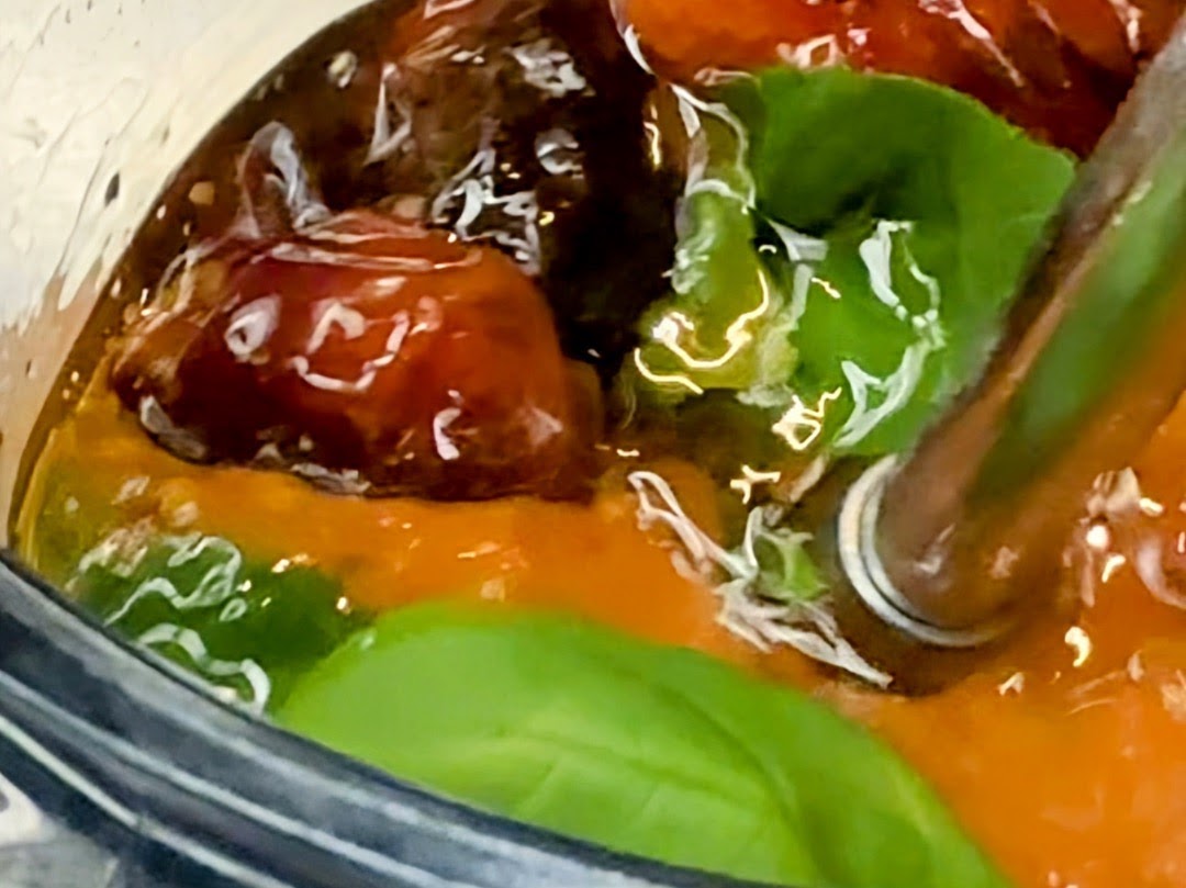 Schritt 1: Geröstete Tomatensauce für Schnelle Röstdatterini Pasta zubereiten 