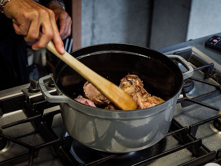 Schritt 1: Olivenöl und Bratbutter in einem Schmortopf erhitzen und die Kalbsbäggli darin goldbraun anbraten Schritt 1: Olivenöl und Bratbutter in einem Schmortopf erhitzen und die Kalbsbäggli darin goldbraun anbraten