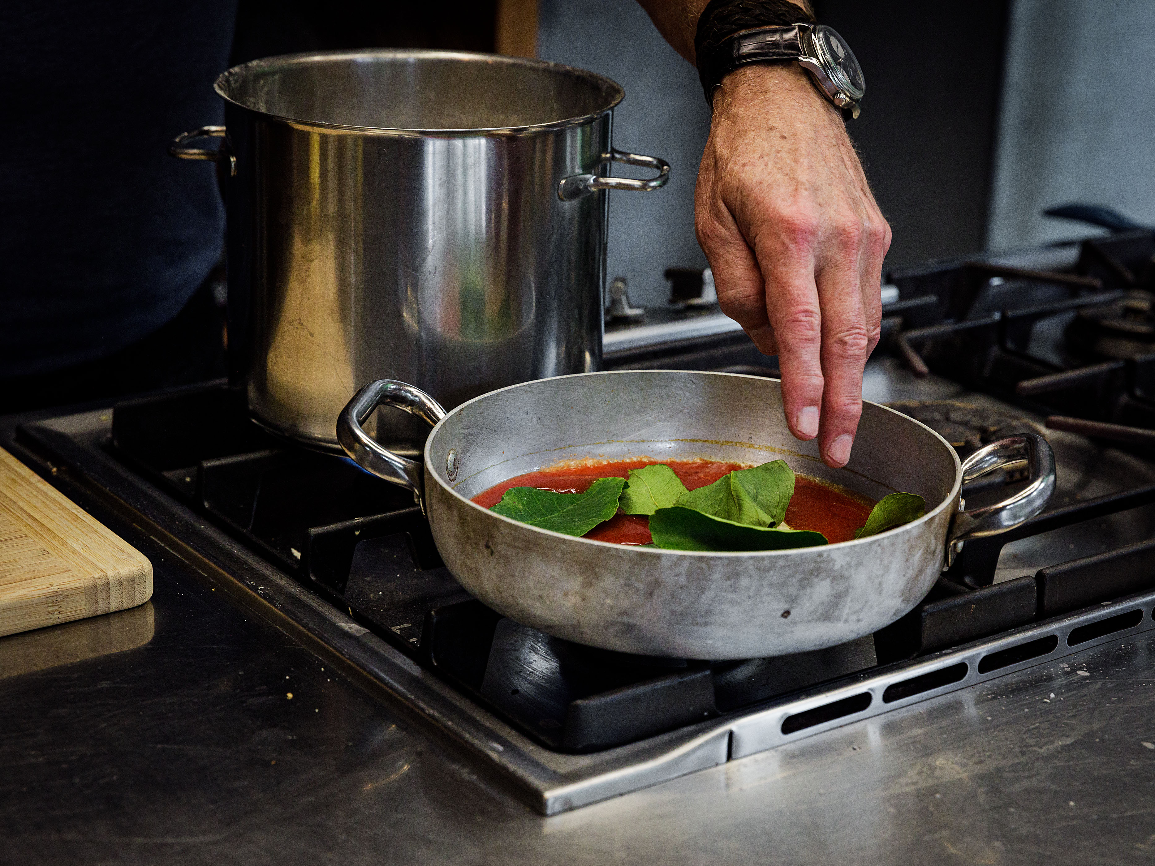 Schritt 2: Sugo für Paccheri al sugo di pomodoro e limone zubereiten 