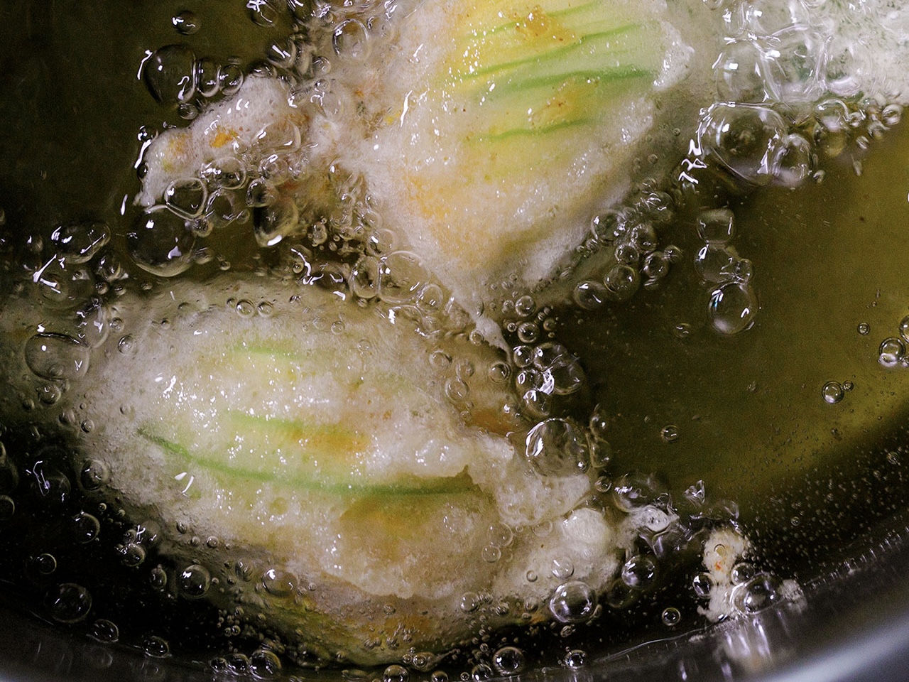 Schritt 3: Zucchiniblüten für Fiori di zucca ripieni frittieren 