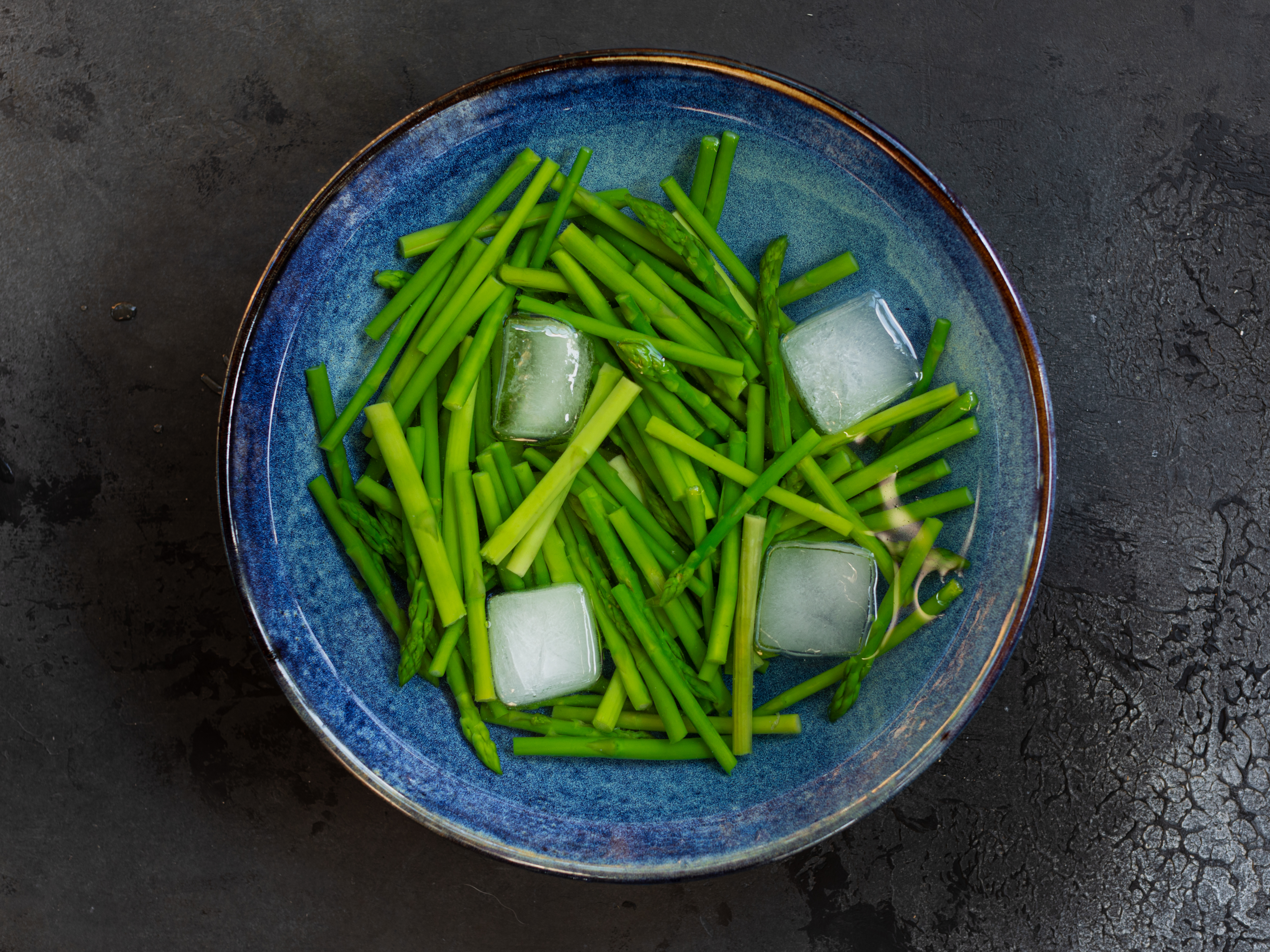 Schritt 2:  Spargel für Grüne Sommerrollen blanchieren 
