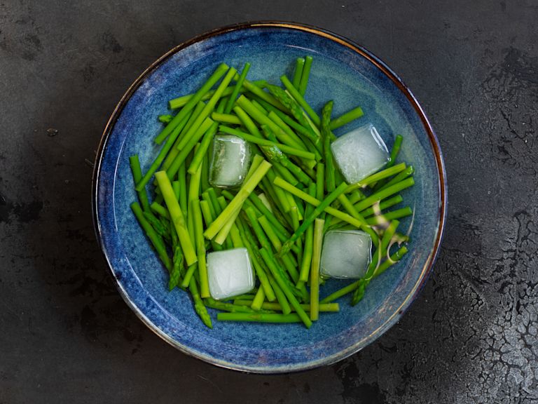 Schritt 2:  Spargel für Grüne Sommerrollen blanchieren  Schritt 2:  Spargel für Grüne Sommerrollen blanchieren