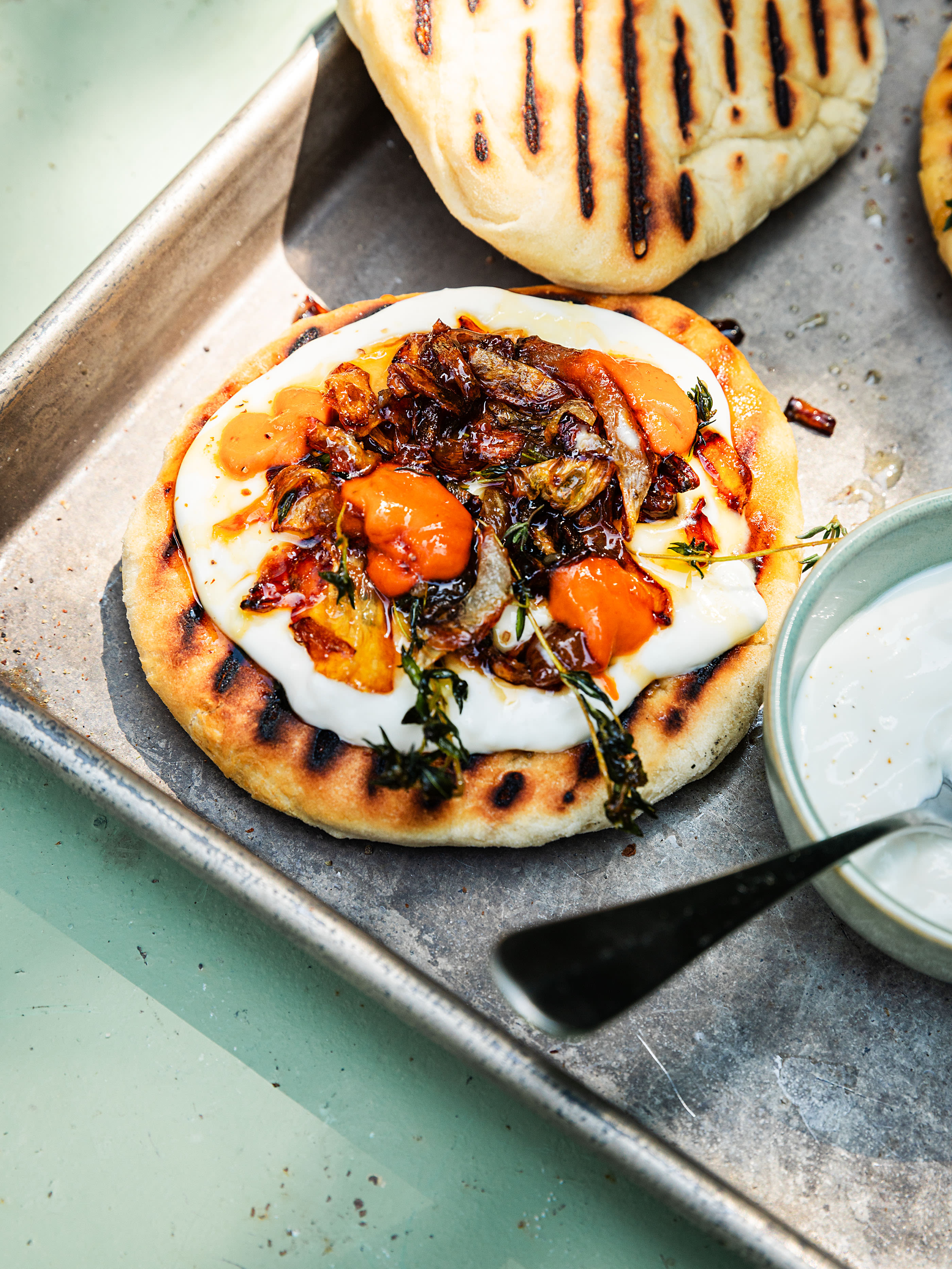 Grilliertes Fladenbrot mit Röstzwiebeln auf cremigem Feta Rezept