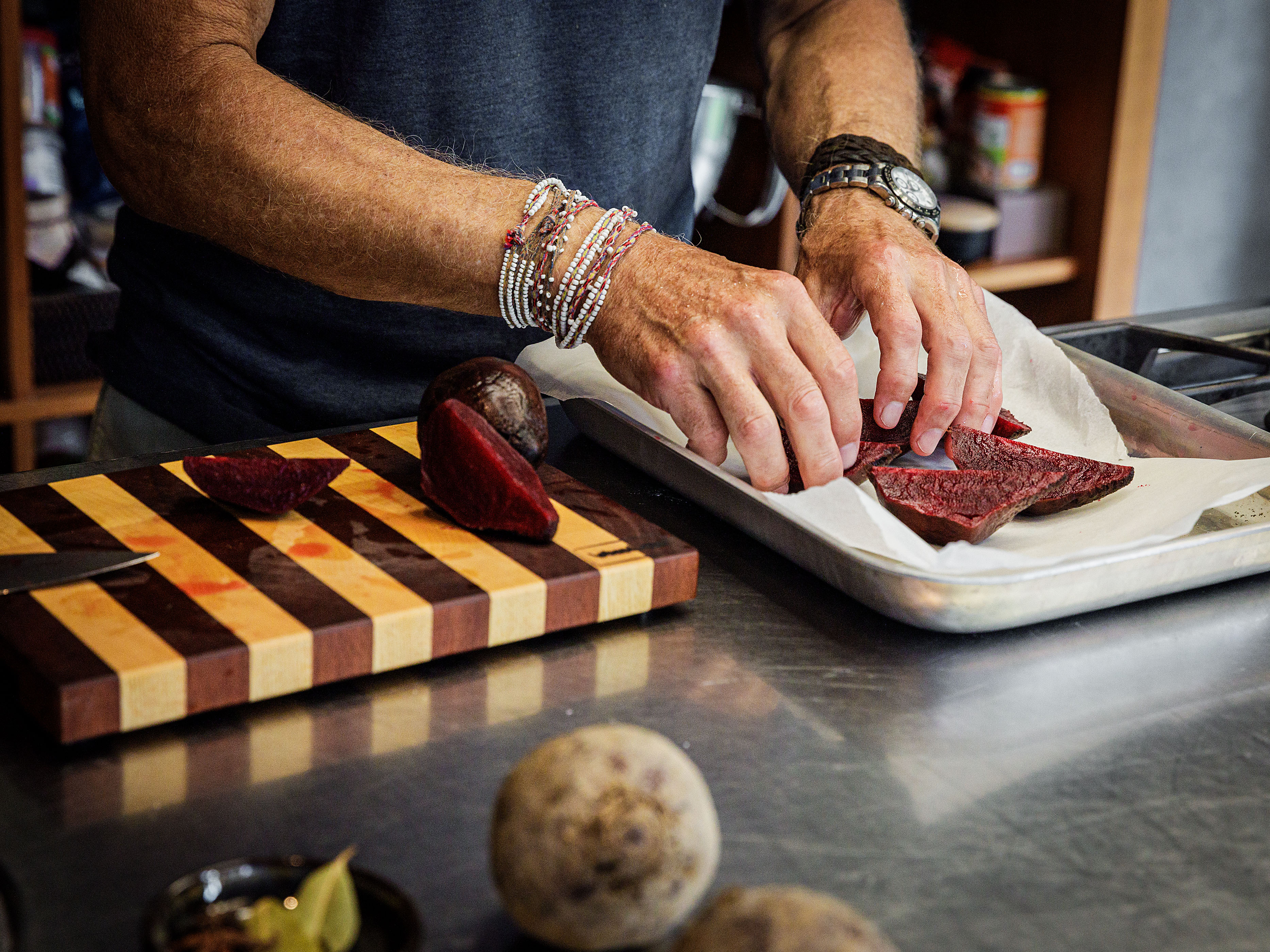 Schritt 1:  Randen schälen, vierteln und auf dem mit Backpapier belegten Blech 6 Stunden im Ofen trocknen lassen