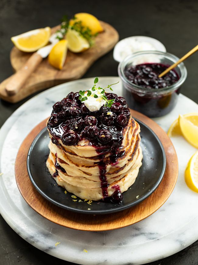 Ricotta Zitronen Pancakes mit Blaubeer-Sauce Rezept Ricotta Zitronen Pancakes mit Blaubeer-Sauce Rezept
