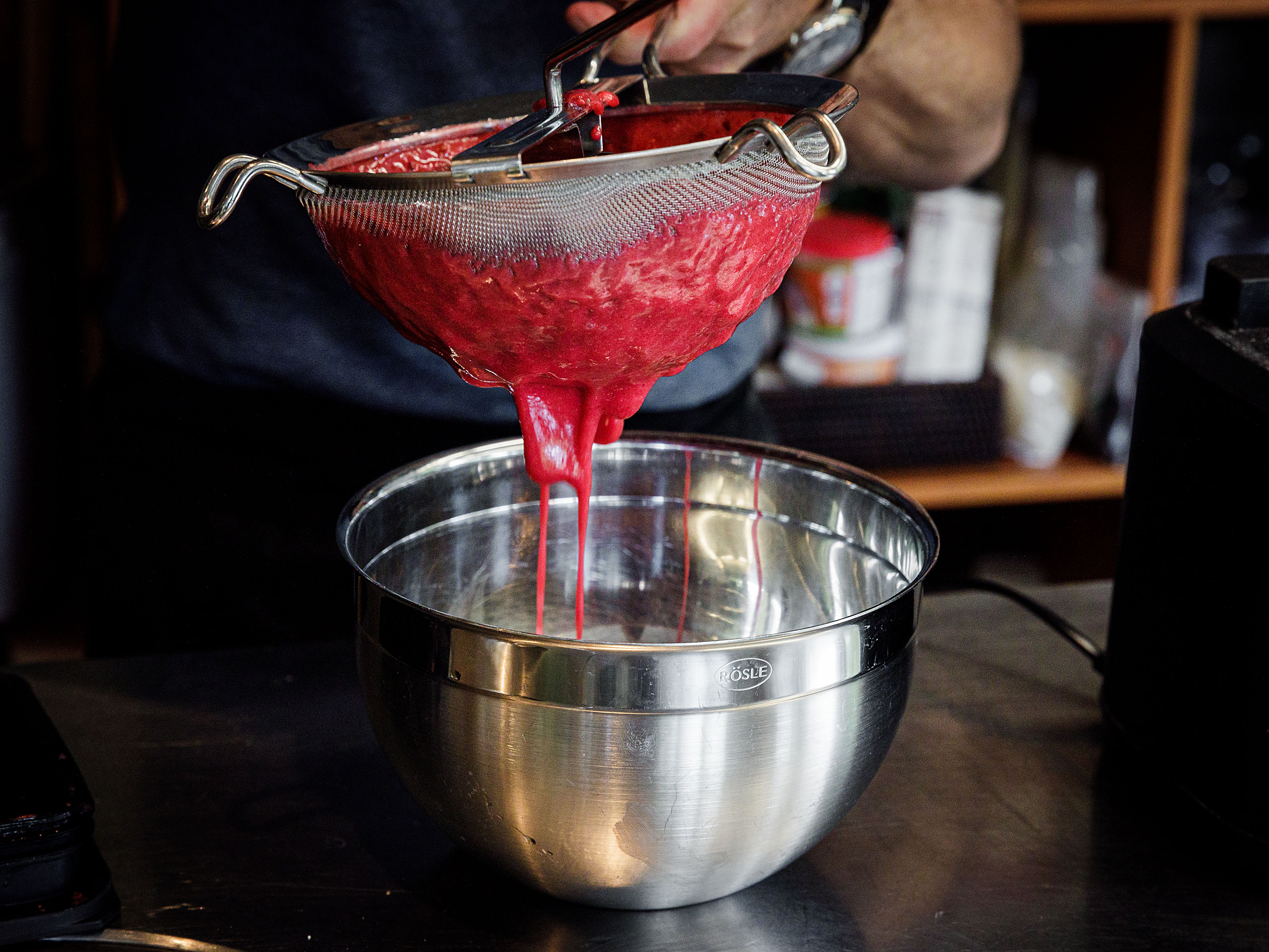 Schritt 2: Die Johannisbeer-Zucker-Mischung im Mixer pürieren und durch ein feines Sieb streichen