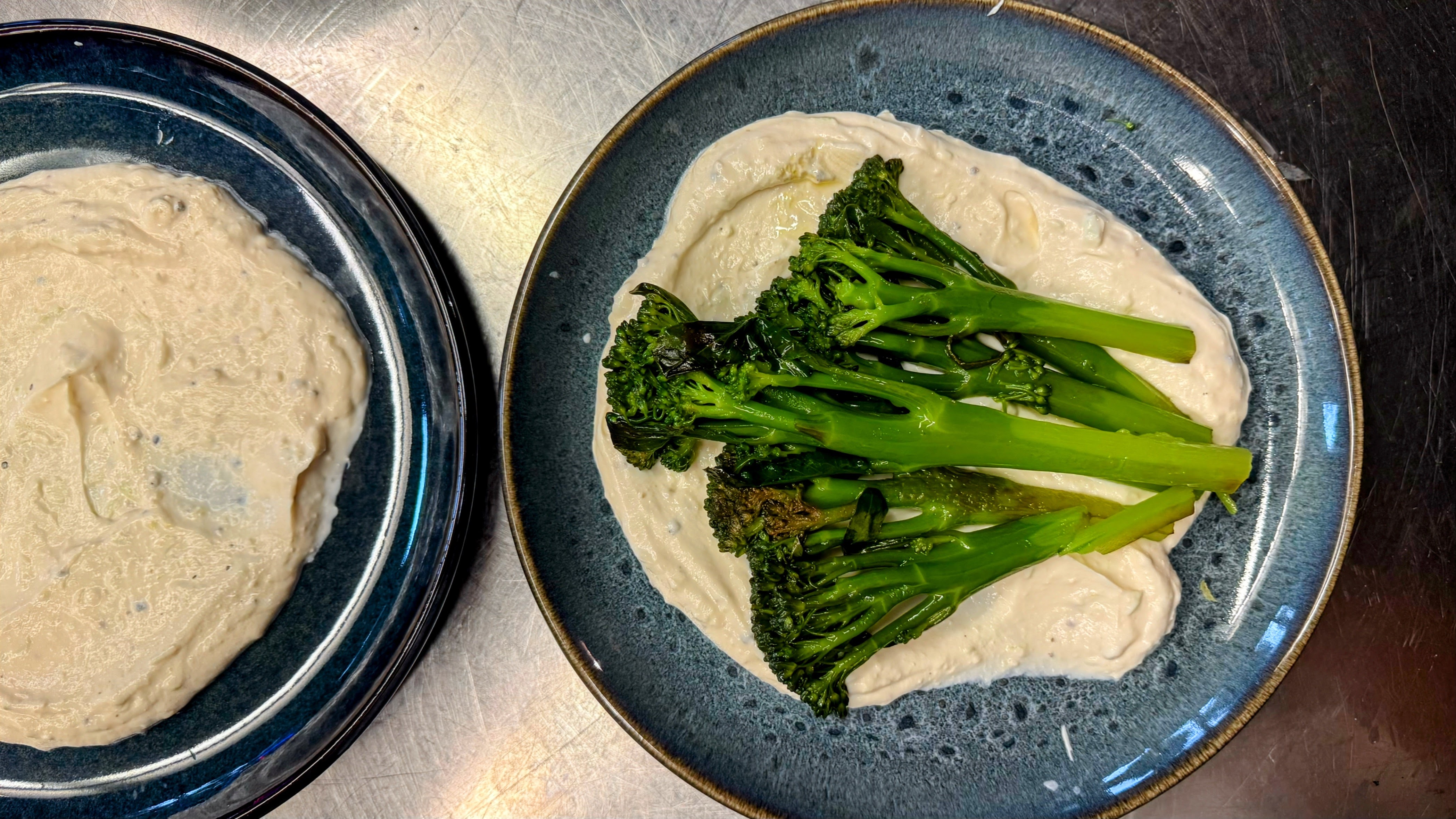 Schritt 3: Brokkolini mit Ricotta und crispy Chiliöl anrichten