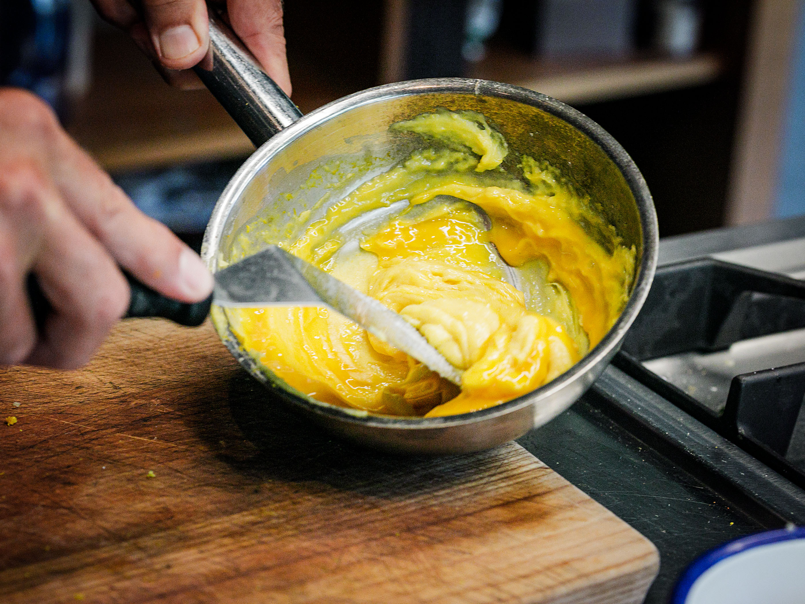 Schritt 1: In die warme Mischung, die Eigelbe einzeln unterschlagen