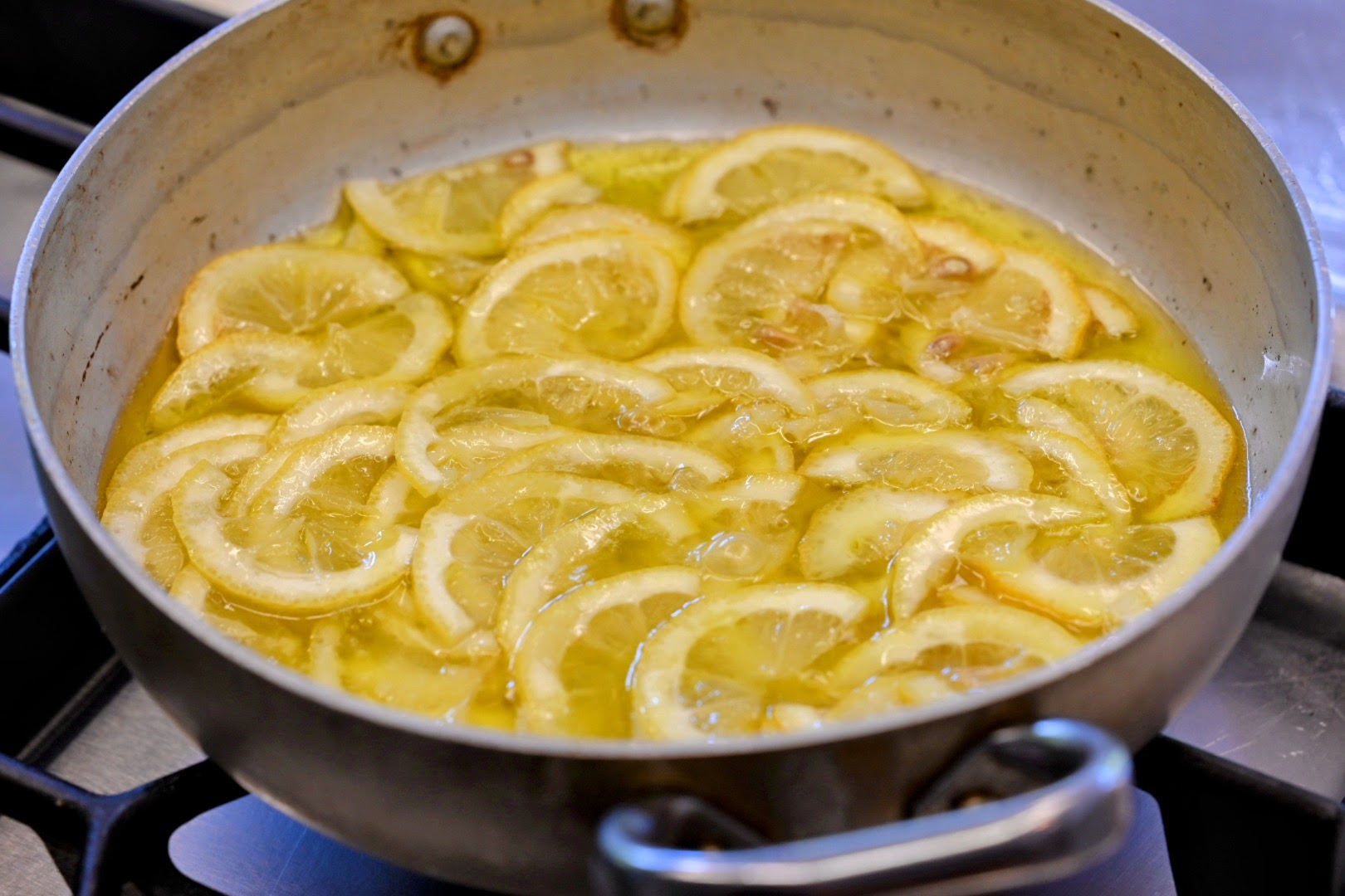 Schritt 1:  Zitronenscheiben kochen und Zucchini für  Pasta Salat mit Zucchini und Zitrone vorbereiten 