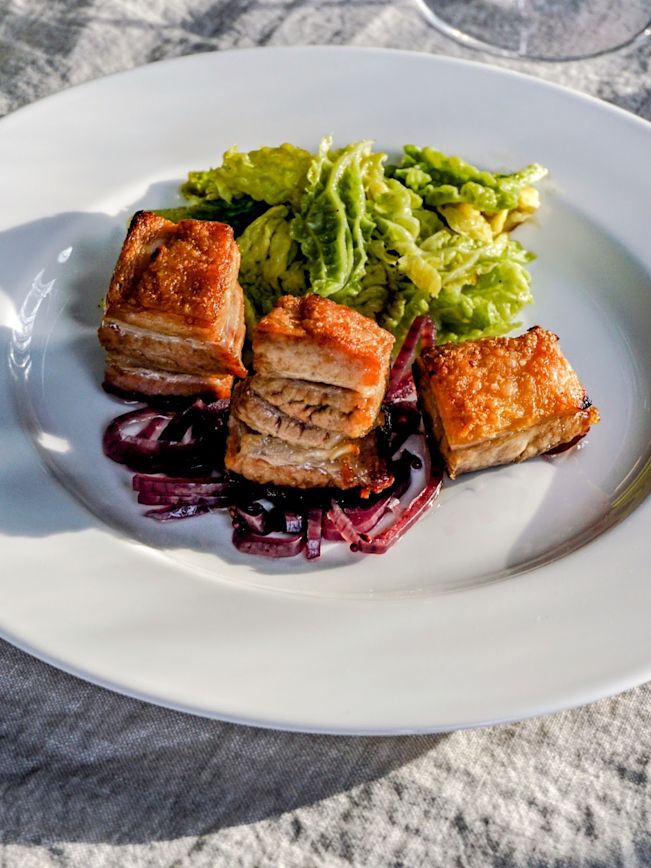 Sanft gegarter Schweinebauch «Sous-vide» mit Wirsing Rezept Sanft gegarter Schweinebauch «Sous-vide» mit Wirsing Rezept