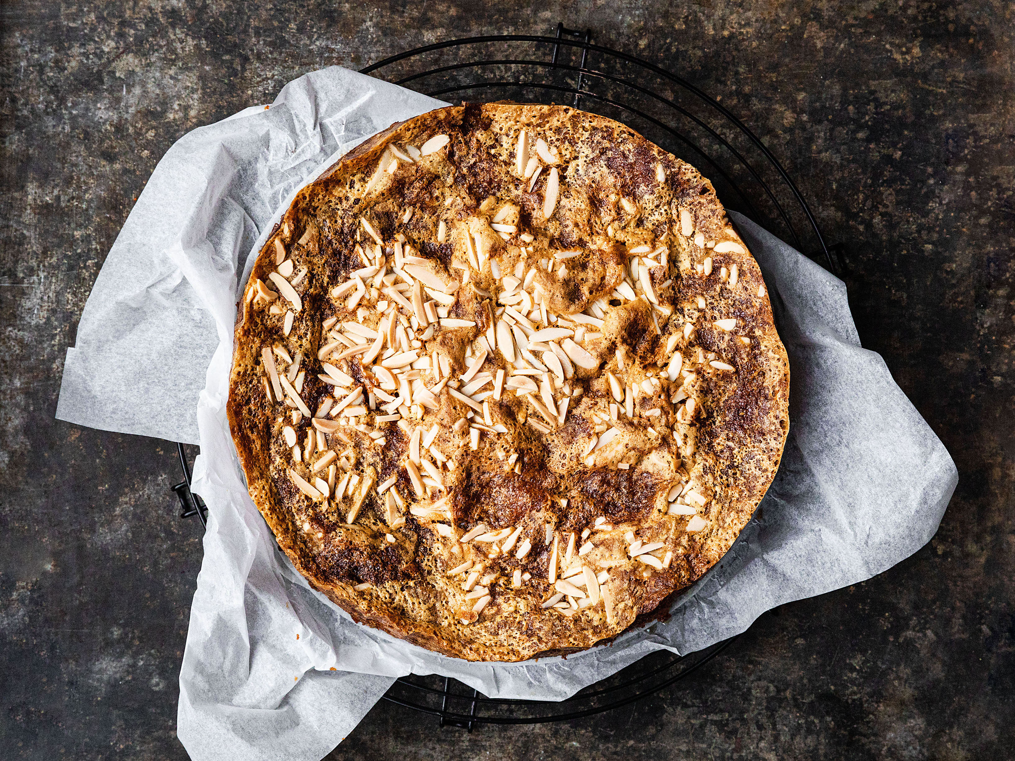 Schritt 3: Den Kuchen auskühlen lassen und mit Puderzucker bestäuben