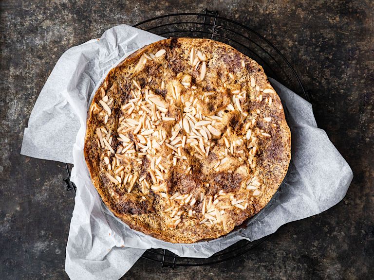 Schritt 3: Den Kuchen auskühlen lassen und mit Puderzucker bestäuben Schritt 3: Den Kuchen auskühlen lassen und mit Puderzucker bestäuben
