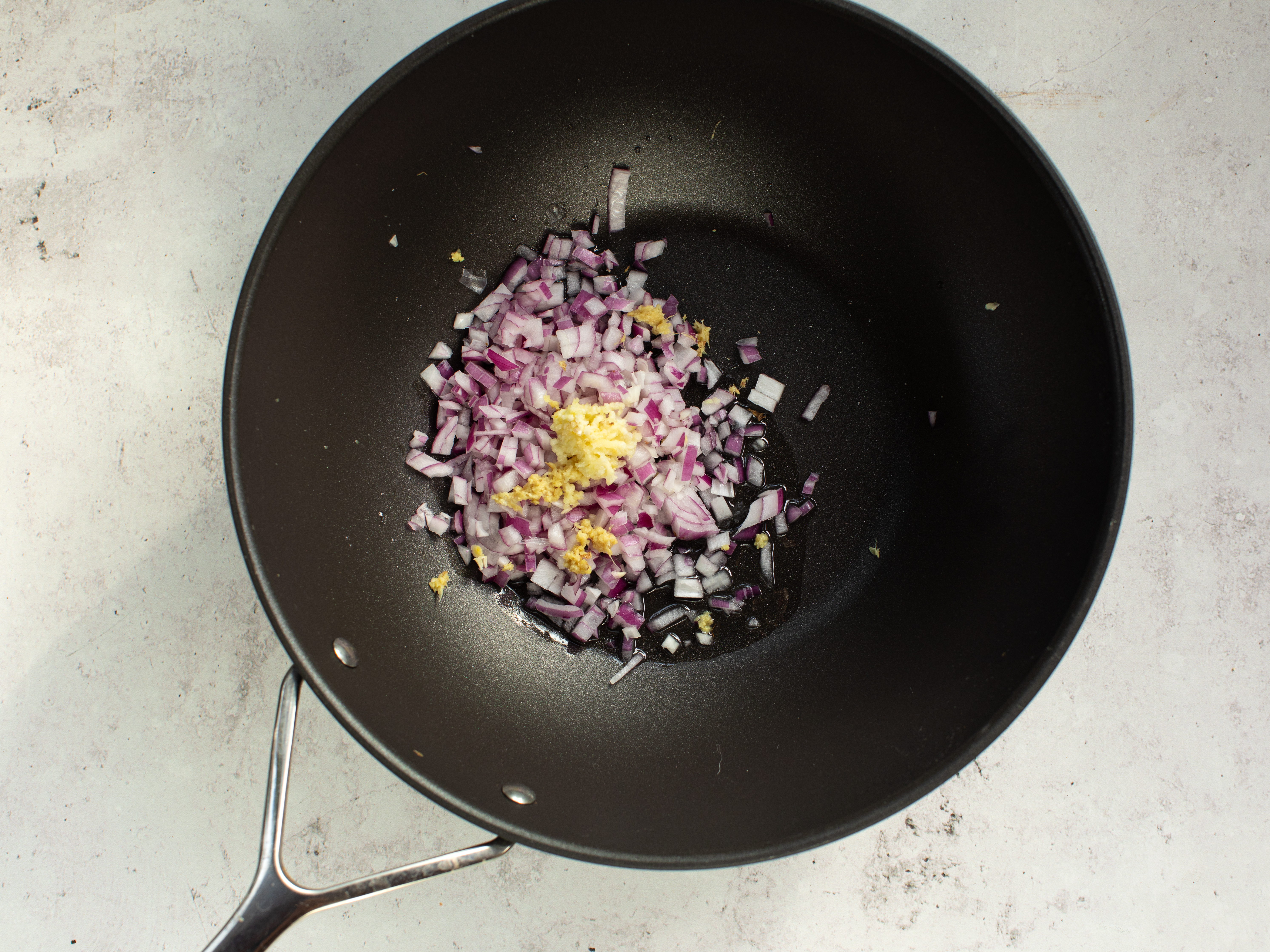 Schritt 2: Curry für Schnelles Kichererbsen-Curry zubereiten 