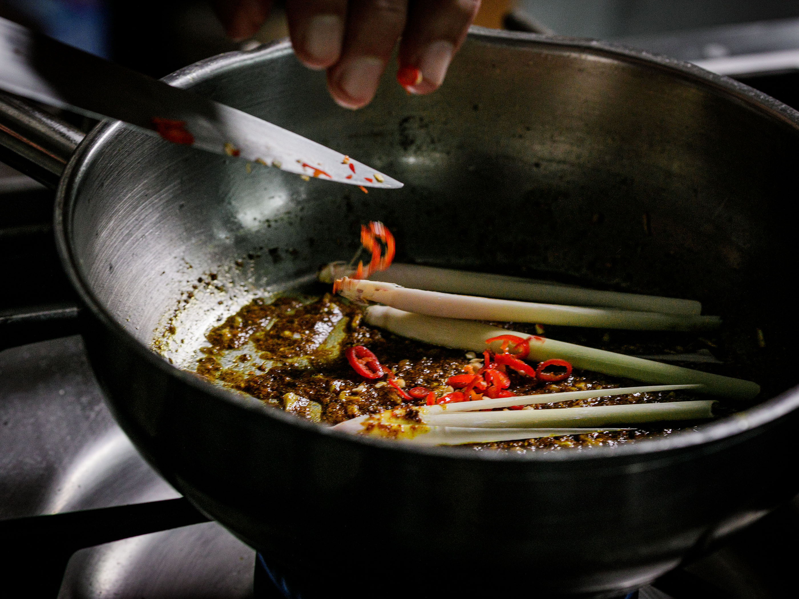 Schritt 1: Chili und Zitronengras zugeben