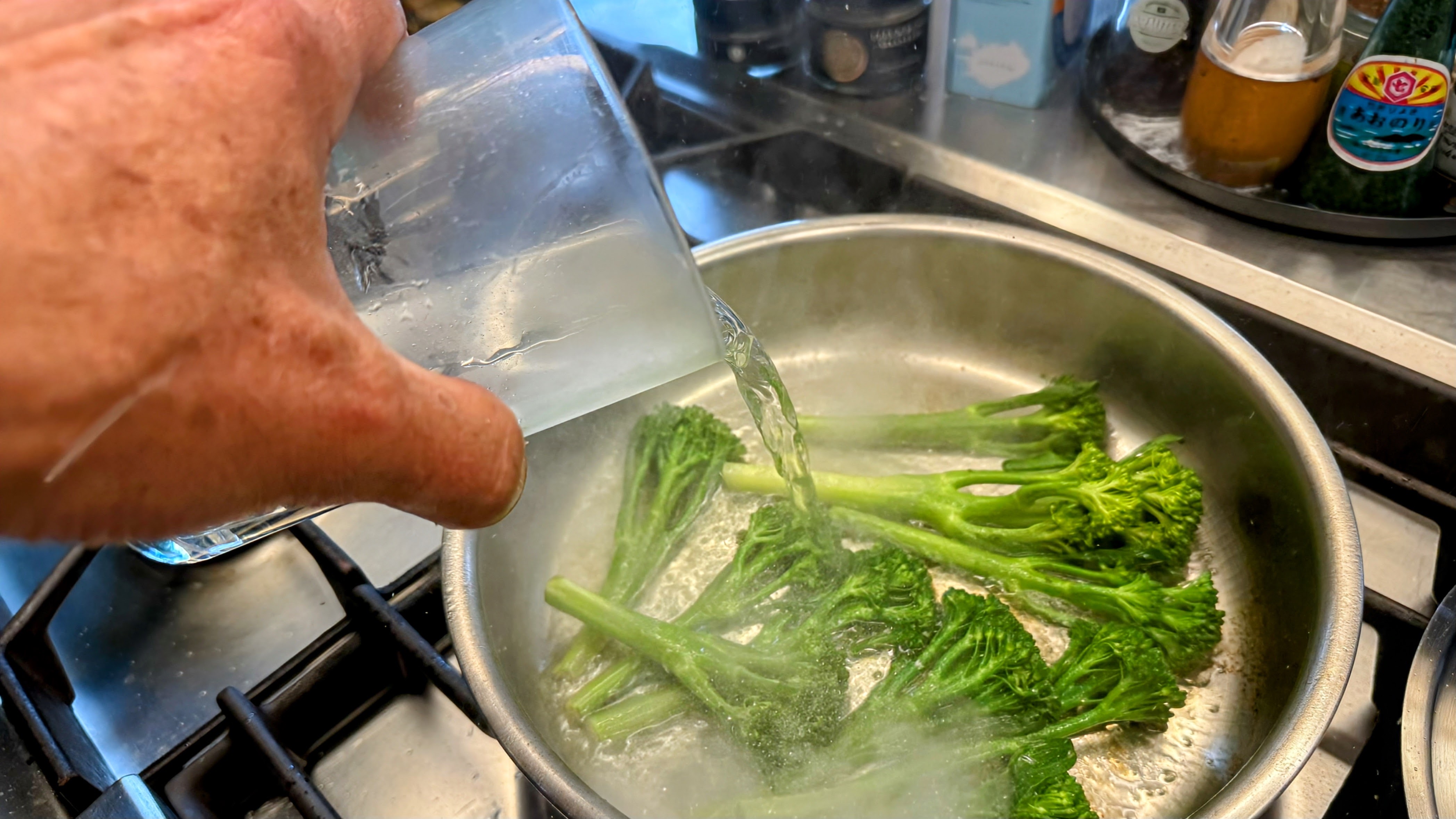 Schritt 1: Brokkolini  für Brokkolini mit Ricotta und crispy Chiliöl zubereiten