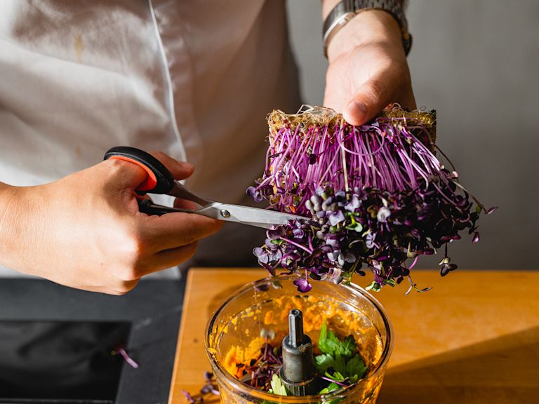 Schritt 2: Gerösteter Knoblauch-Hummus mit frischen Kräutern zubereiten Schritt 2: Gerösteter Knoblauch-Hummus mit frischen Kräutern zubereiten