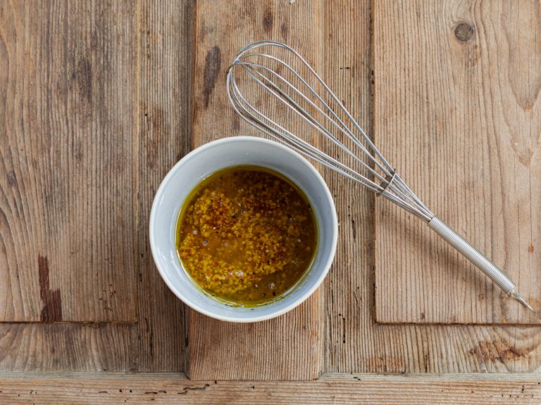 Schritt 4: Das Dressing zubereiten, indem man den Zitronensaft, Dijon-Senf, Honig/Ahornsirup und das Olivenöl in einer kleinen Schüssel vermengt Schritt 4: Das Dressing zubereiten, indem man den Zitronensaft, Dijon-Senf, Honig/Ahornsirup und das Olivenöl in einer kleinen Schüssel vermengt