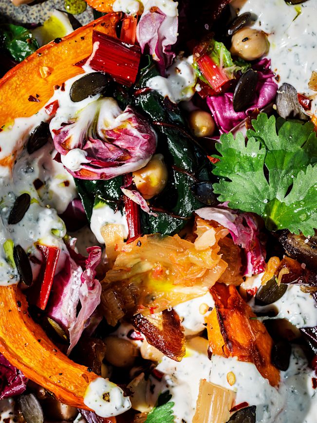Röst-Kürbis und Kichererbsen-Salat mit Joghurt-Tahin-Dressing Rezept Röst-Kürbis und Kichererbsen-Salat mit Joghurt-Tahin-Dressing Rezept