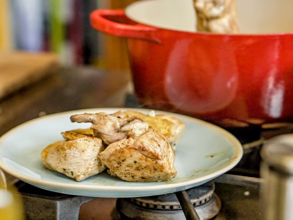 Schritt 1: Vorbereitung und Anbraten des Huhns für Poulet à l’Estragon 